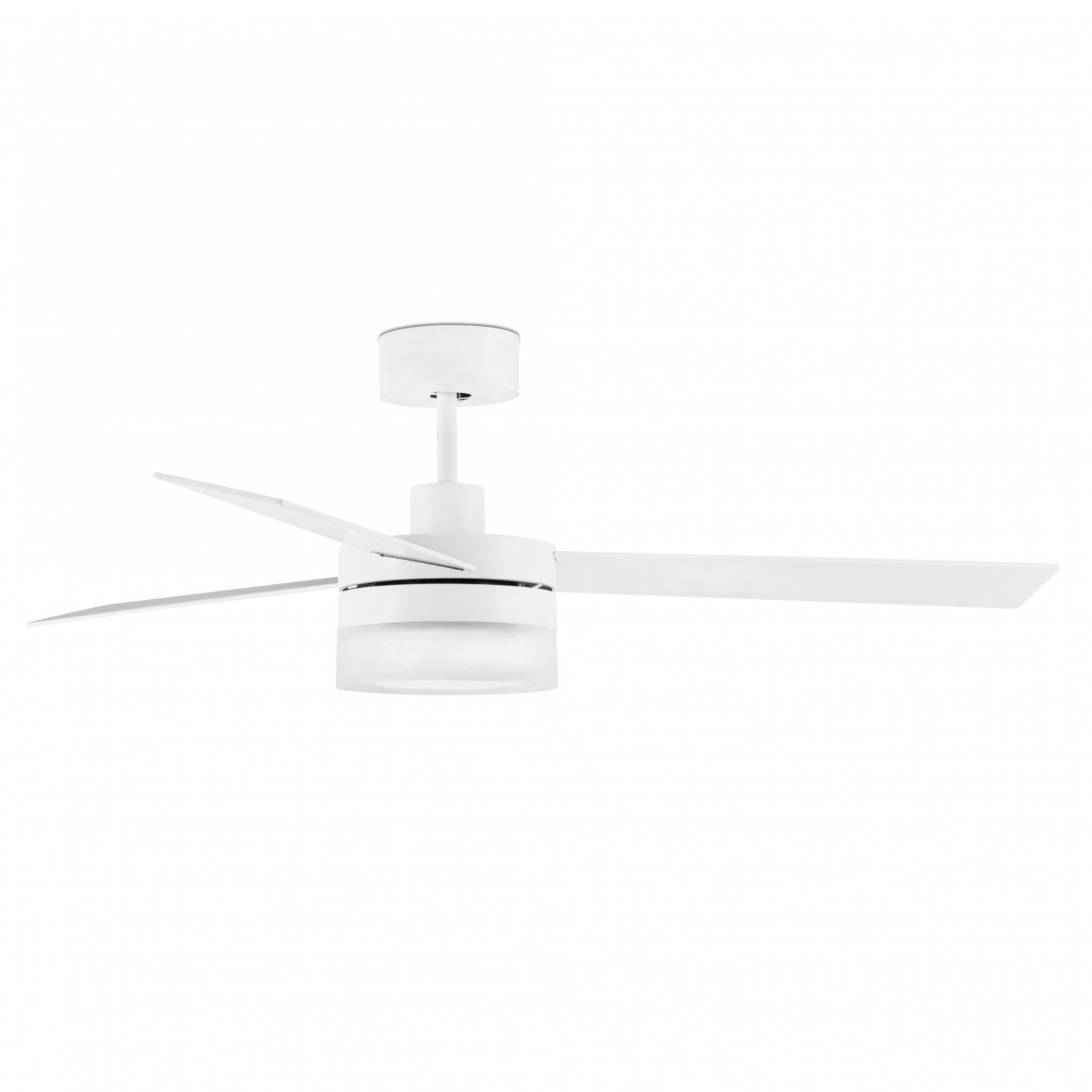 Weißer Deckenventilator mit drei Flügeln. Der Hintergrund ist schlicht weiß.