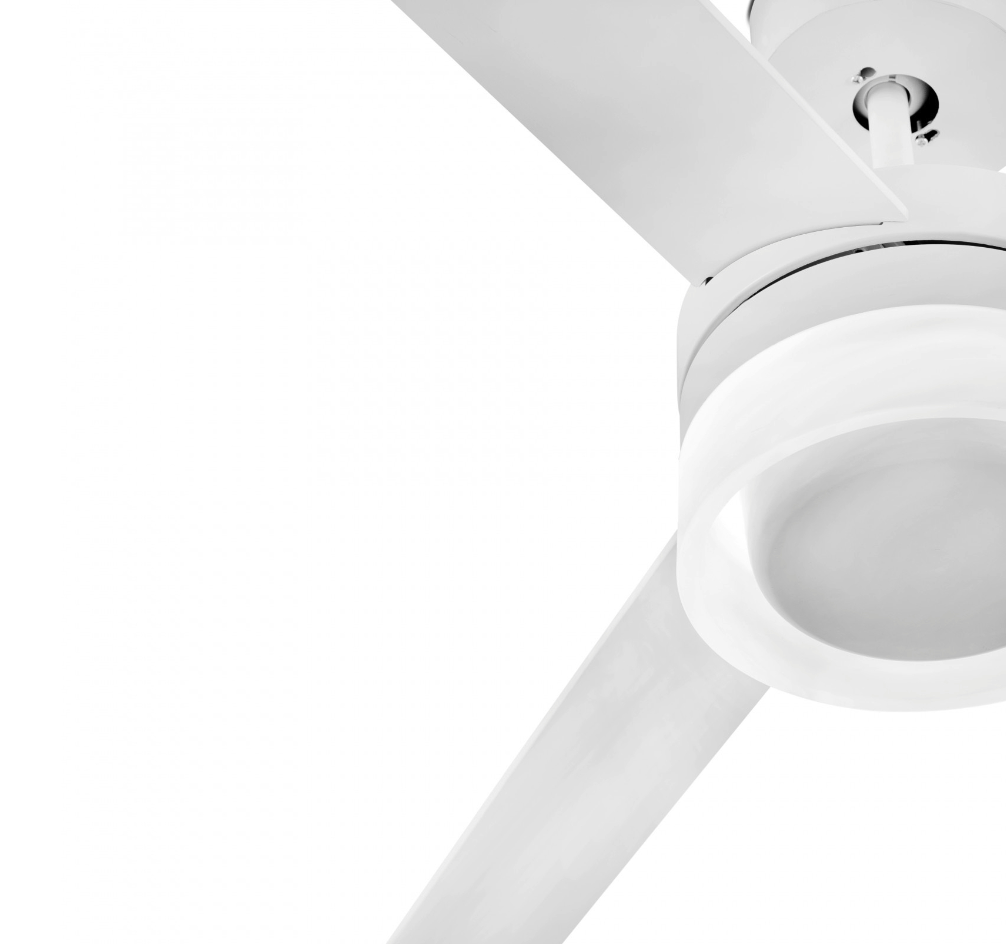 Nahaufnahme eines weißen Deckenventilators mit drei Flügeln und einer Leuchte. Weißer Hintergrund.