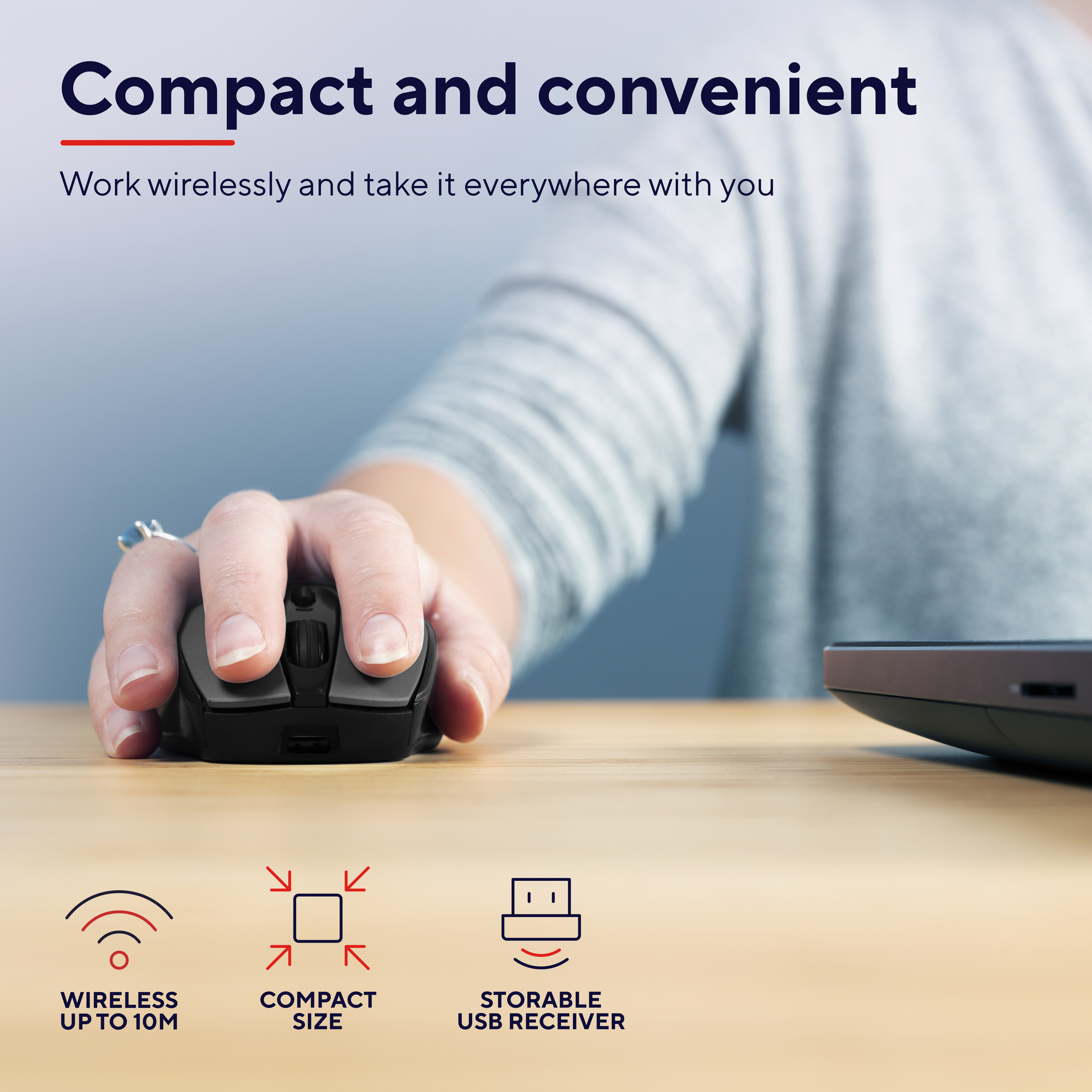 La mano di una persona tiene un mouse per computer nero, con icone wireless e di dimensioni compatte intorno.