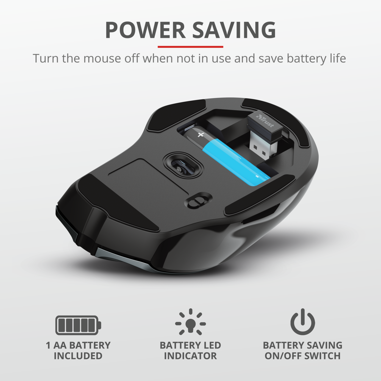 Unteransicht einer schwarzen Maus, mit Batterie und USB-Empfänger, auf weißem Hintergrund.