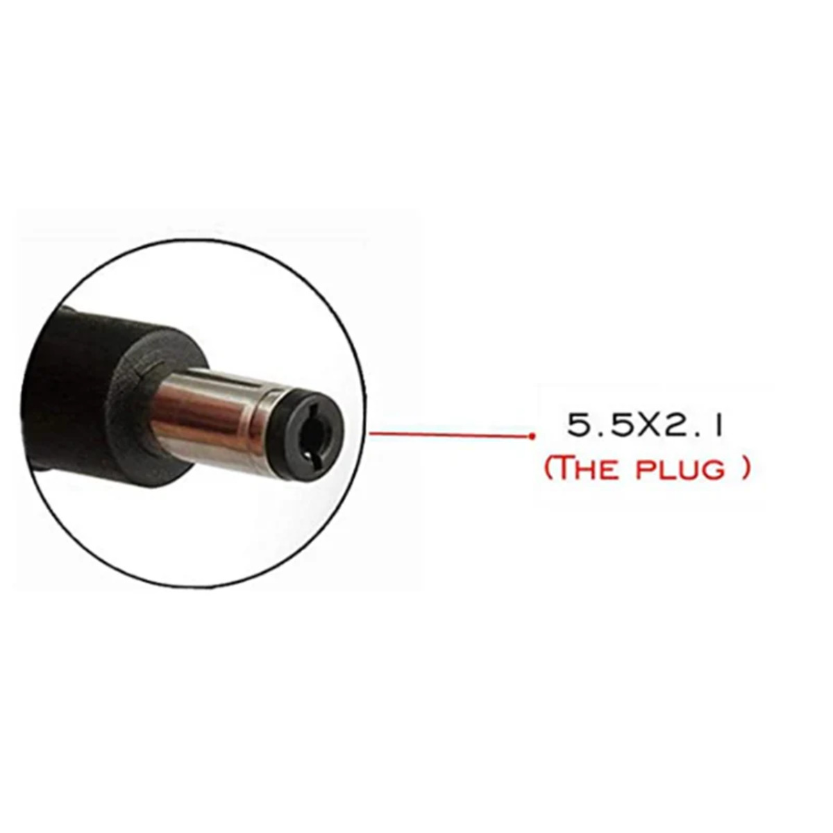 Primer plano de un enchufe adaptador de corriente negro, etiquetado 5.5X2.1. El enchufe está circulado.