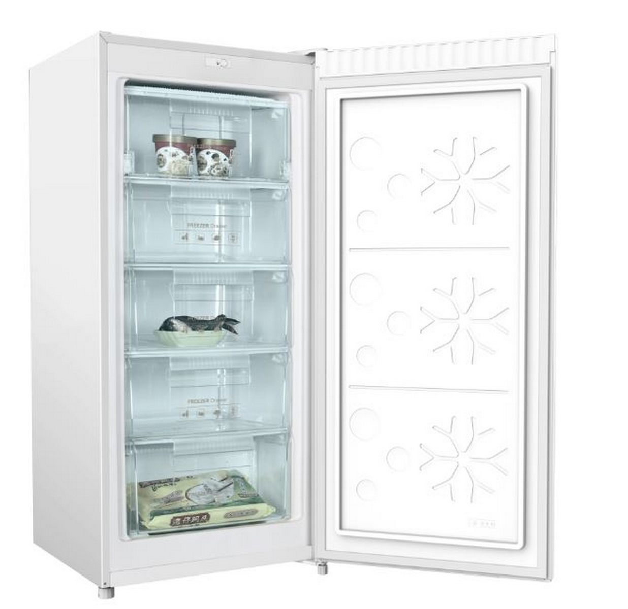 Refrigerador blanco con puerta abierta que revela estantes con alimentos. Contenedores de almacenamiento claros.