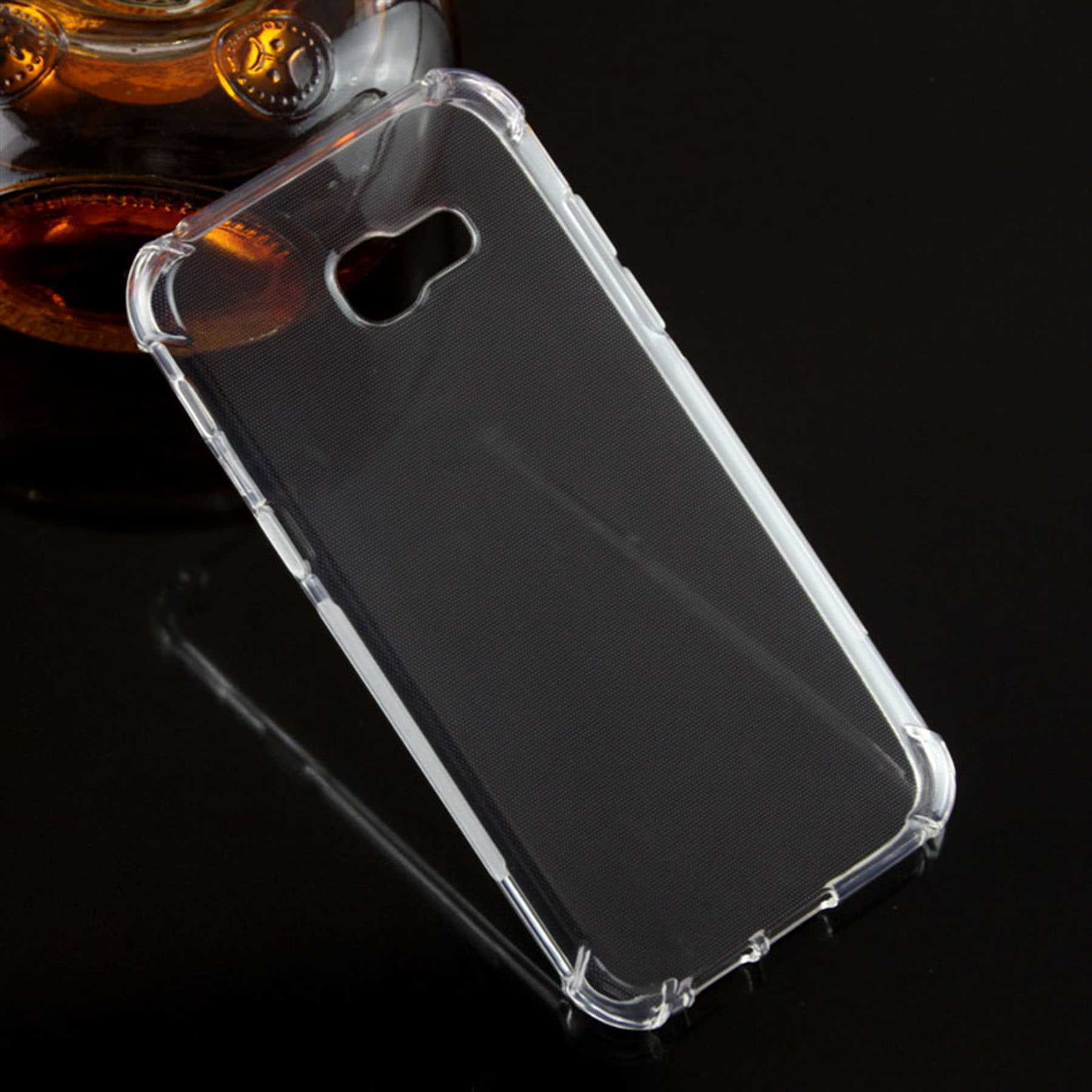 Transparente Handyhülle auf schwarzem Untergrund. Eine Flasche im unscharfen Hintergrund.