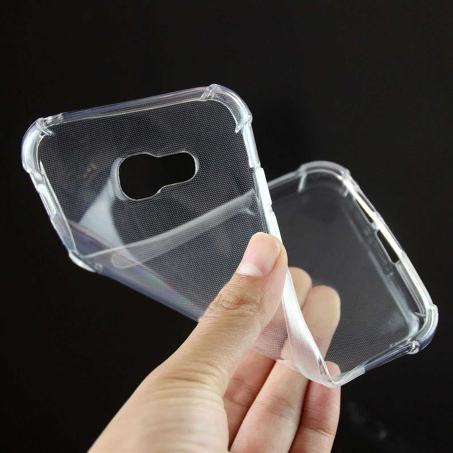 Transparente Handyhülle. Hand hält sie. Ein Telefon würde hineinpassen.