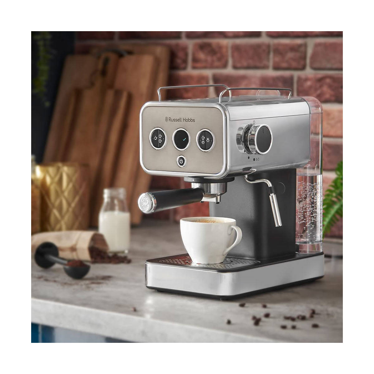 Espressomaschine auf einer Theke mit einer Tasse Kaffee. Holzbretter und eine Backsteinmauer im Hintergrund.