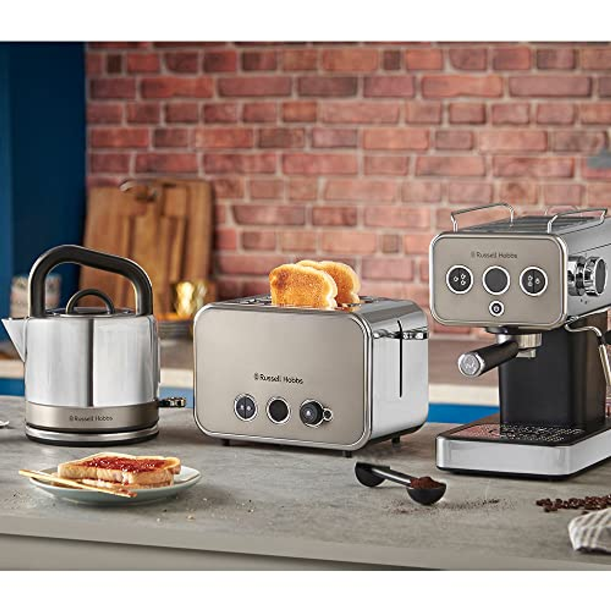 Küchenszene mit Wasserkocher, Toaster mit Toast und Kaffeemaschine auf einer Arbeitsplatte.
