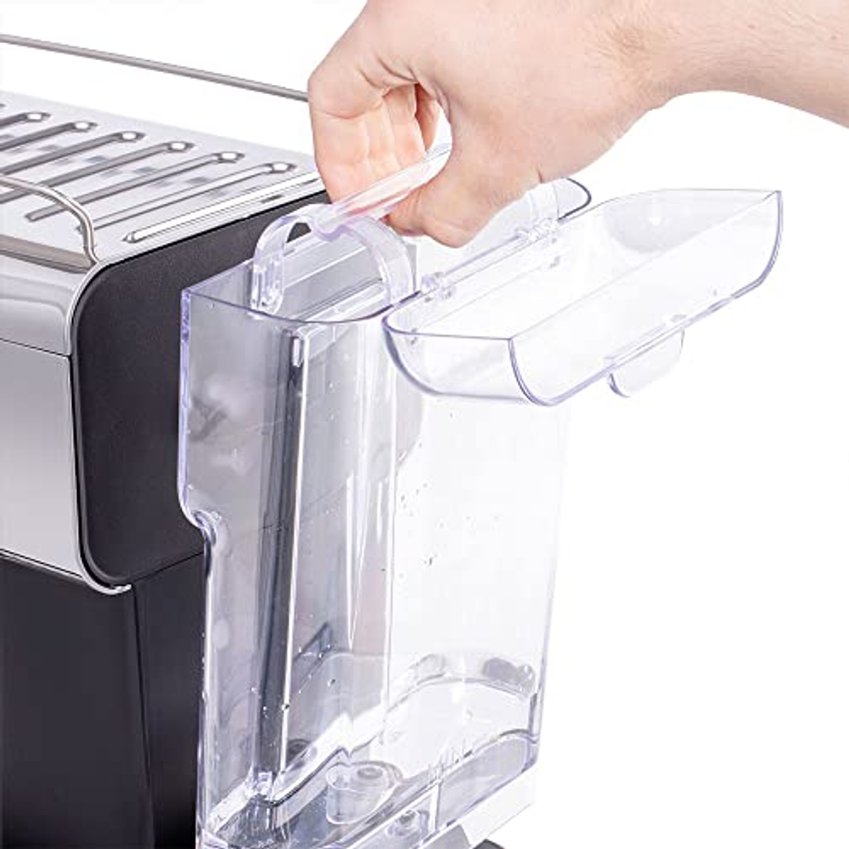 Eine Hand entfernt den Wassertank von einer schwarzen und silbernen Espressomaschine. Der Tank ist klar.