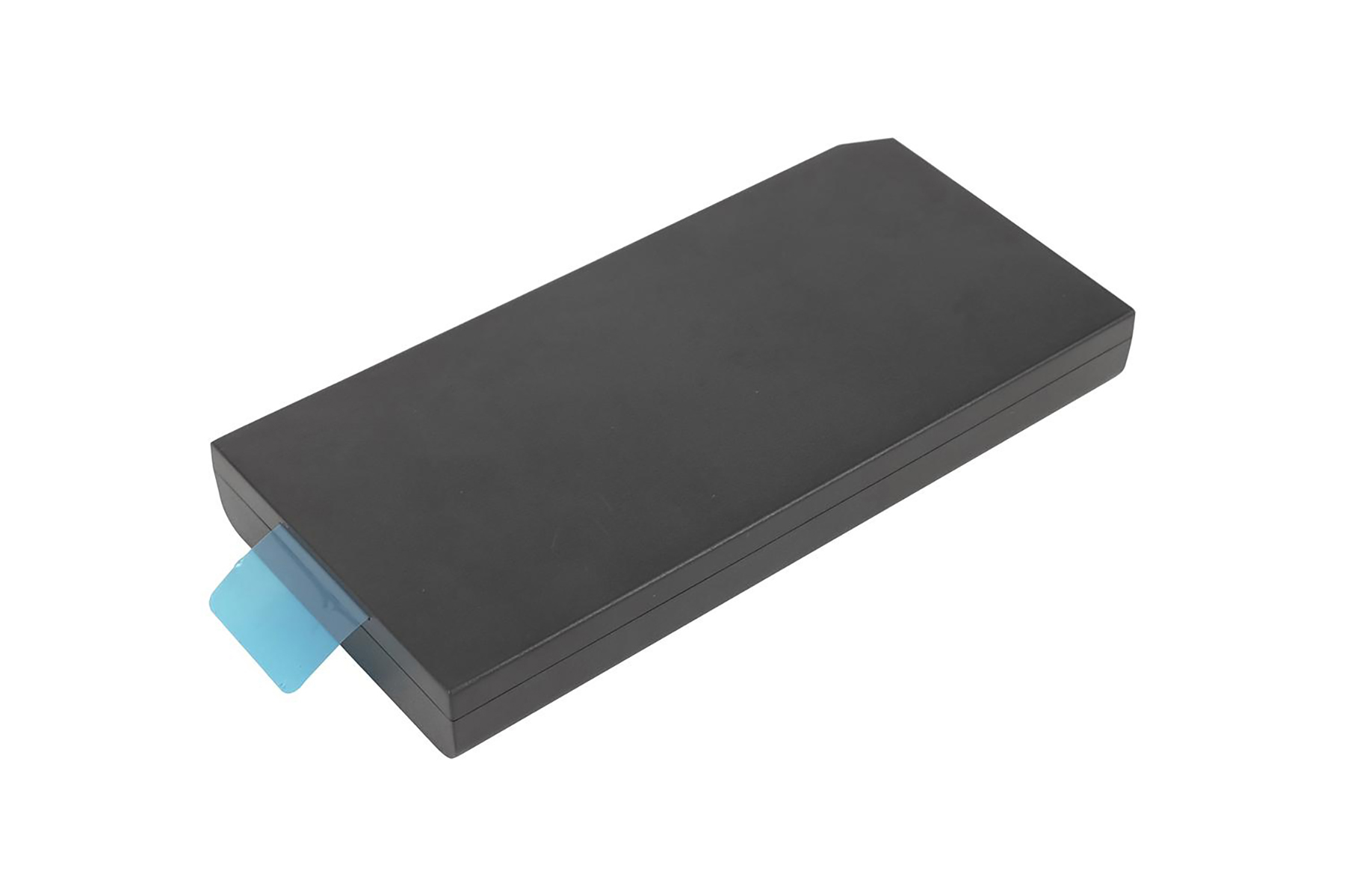 Schwarze Box mit blauem Klebeband. Die Box ist geschlossen, das Band sichtbar.