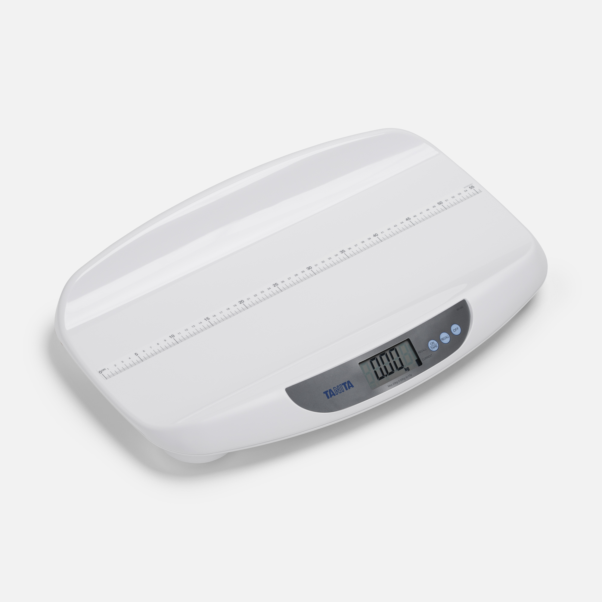 Weiße Babywaage mit Digitalanzeige. Oben befindet sich ein Lineal. Grauer Hintergrund.