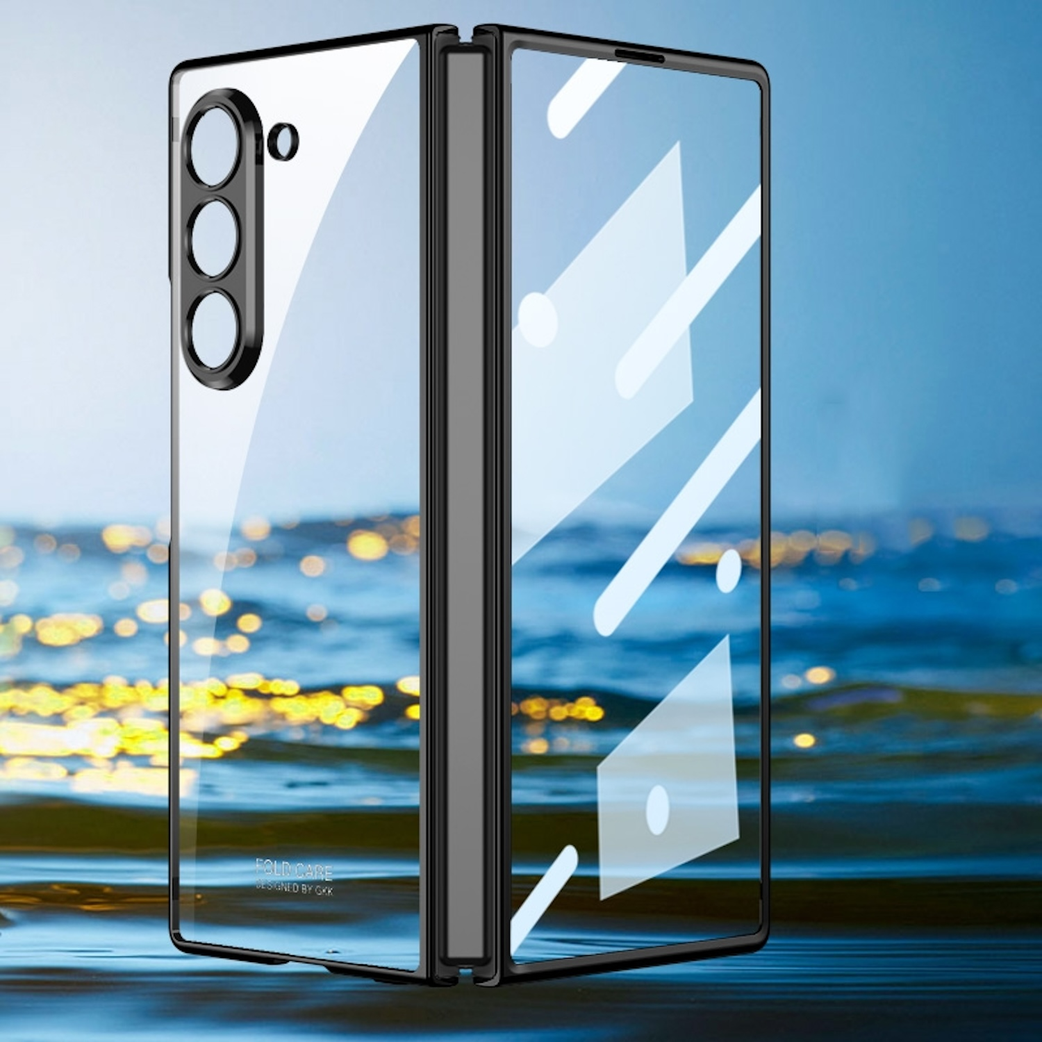 Eine transparente Handyhülle ist geöffnet. Der Hintergrund ist eine verschwommene Wasserszene.