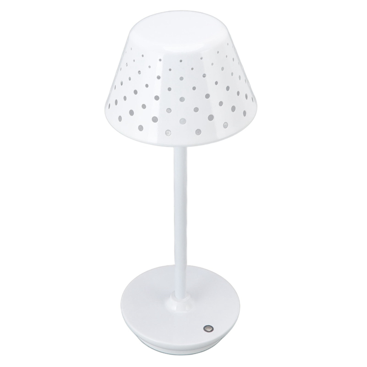 Eine weiße Tischlampe mit einem konischen Schirm mit Löchern. Sie hat einen langen Stiel und eine runde Basis.