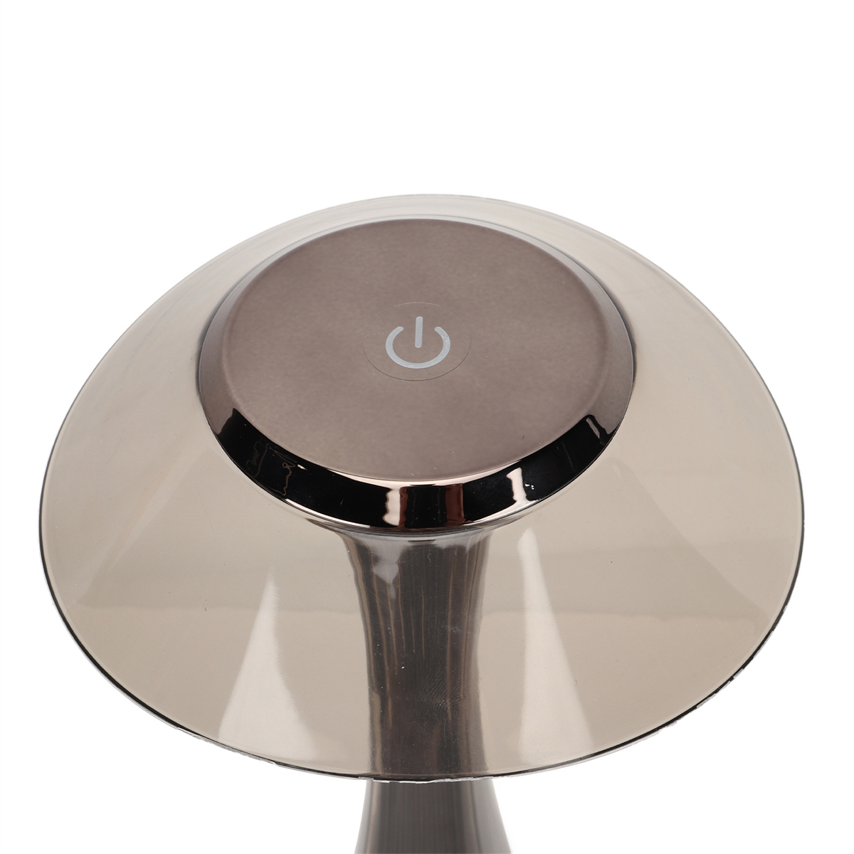 Moderne Lampe mit rundem Oberteil und einem Ein-Aus-Schalter. Der Sockel ist silberfarben, das Oberteil klar.
