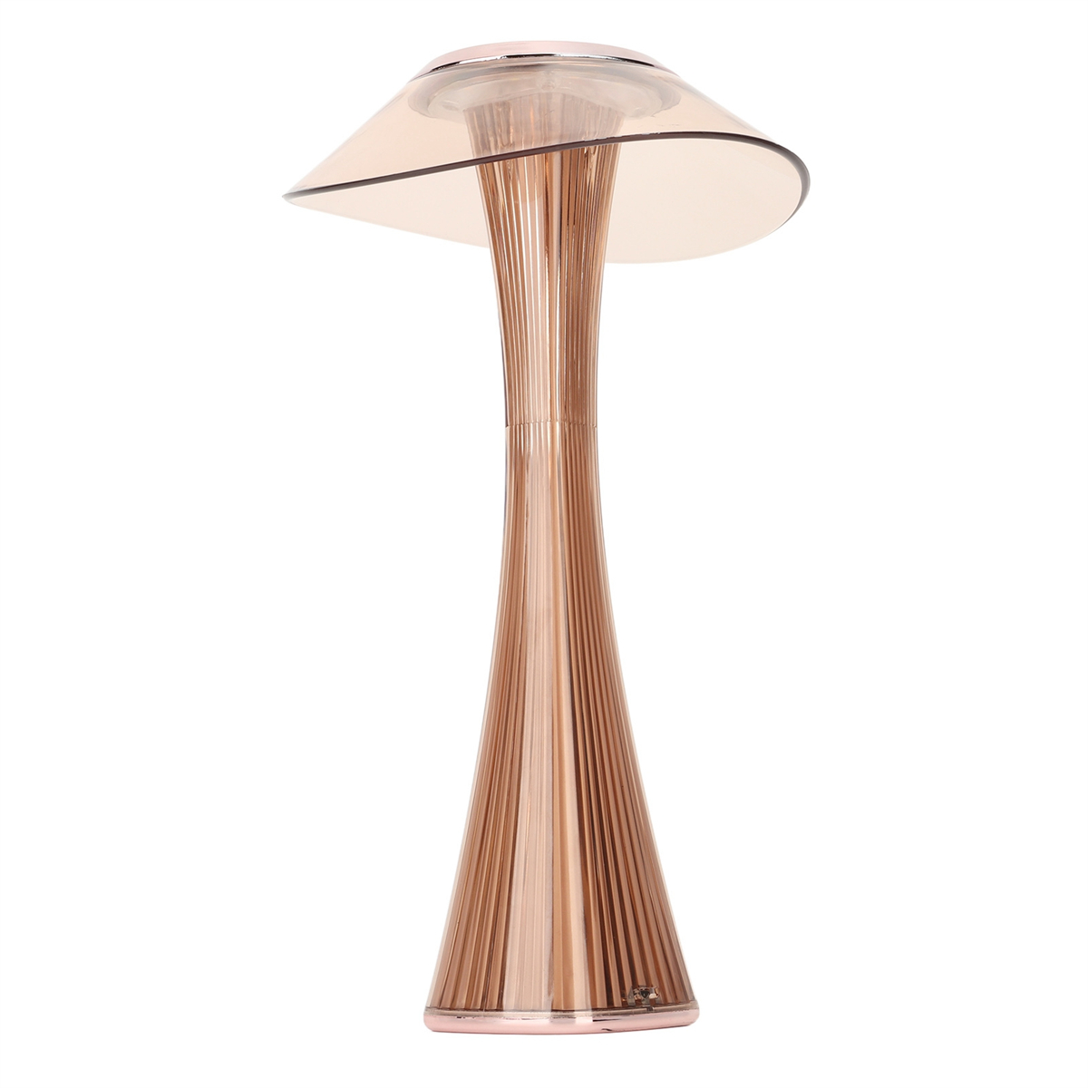 Roségoldene Lampe mit pilzförmigem Schirm und vertikal geripptem Stiel auf weißem Sockel.