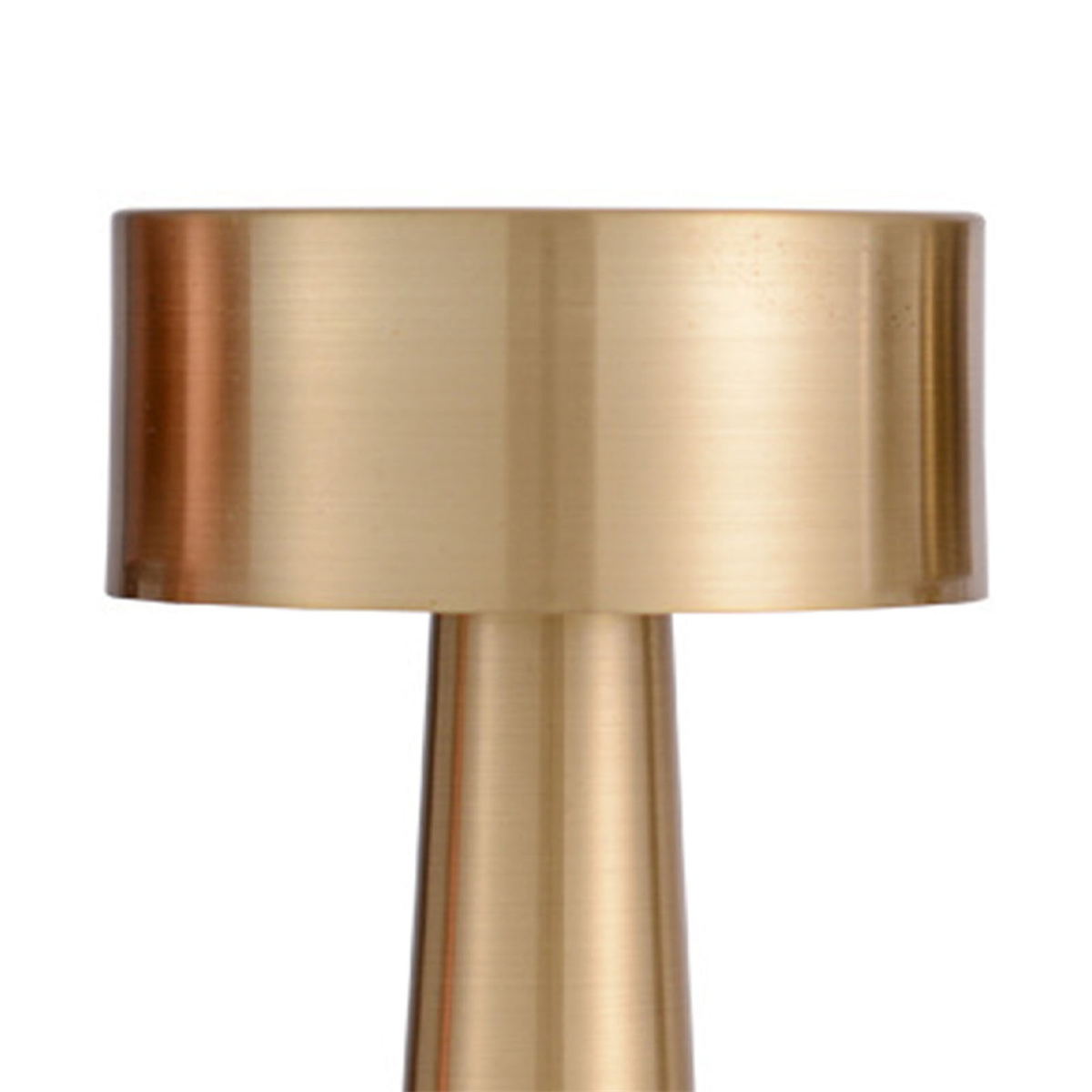 Eine goldene Lampe auf weißem Hintergrund. Die Lampe hat einen zylindrischen Schirm und einen konischen Schaft.