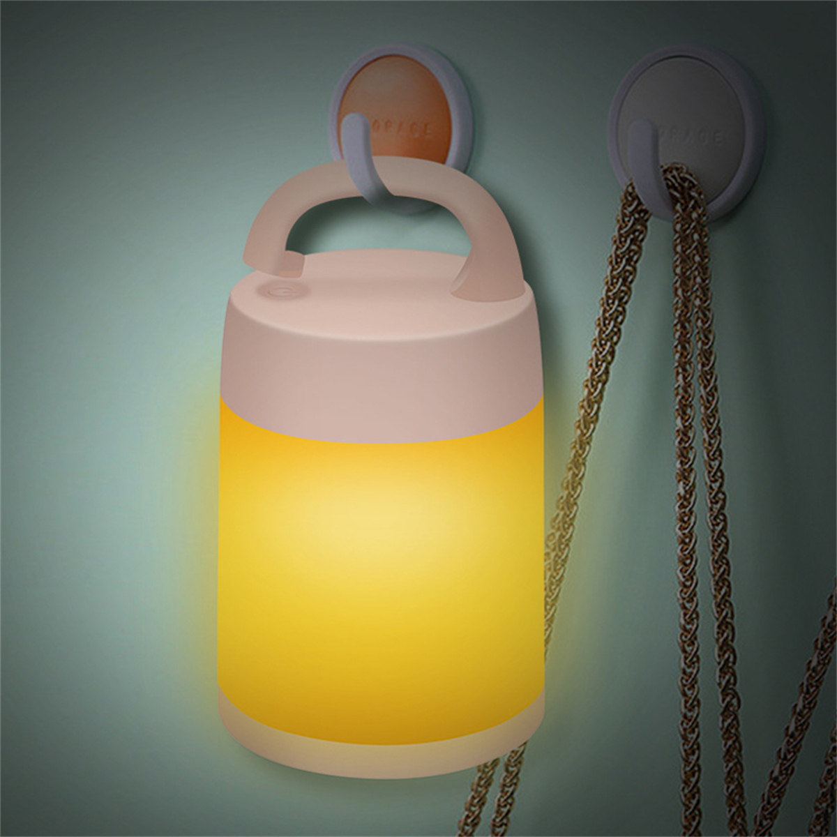 Eine leuchtende zylindrische Lampe mit Griff. Sie hängt an einem Haken neben einer Kette.