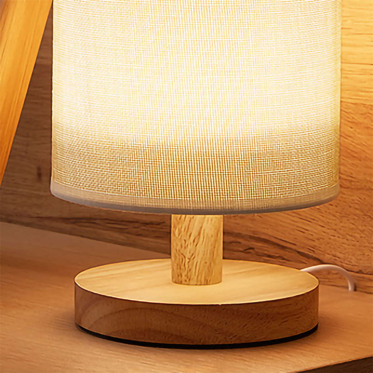 Eine Holzlampe auf einem Holztisch.