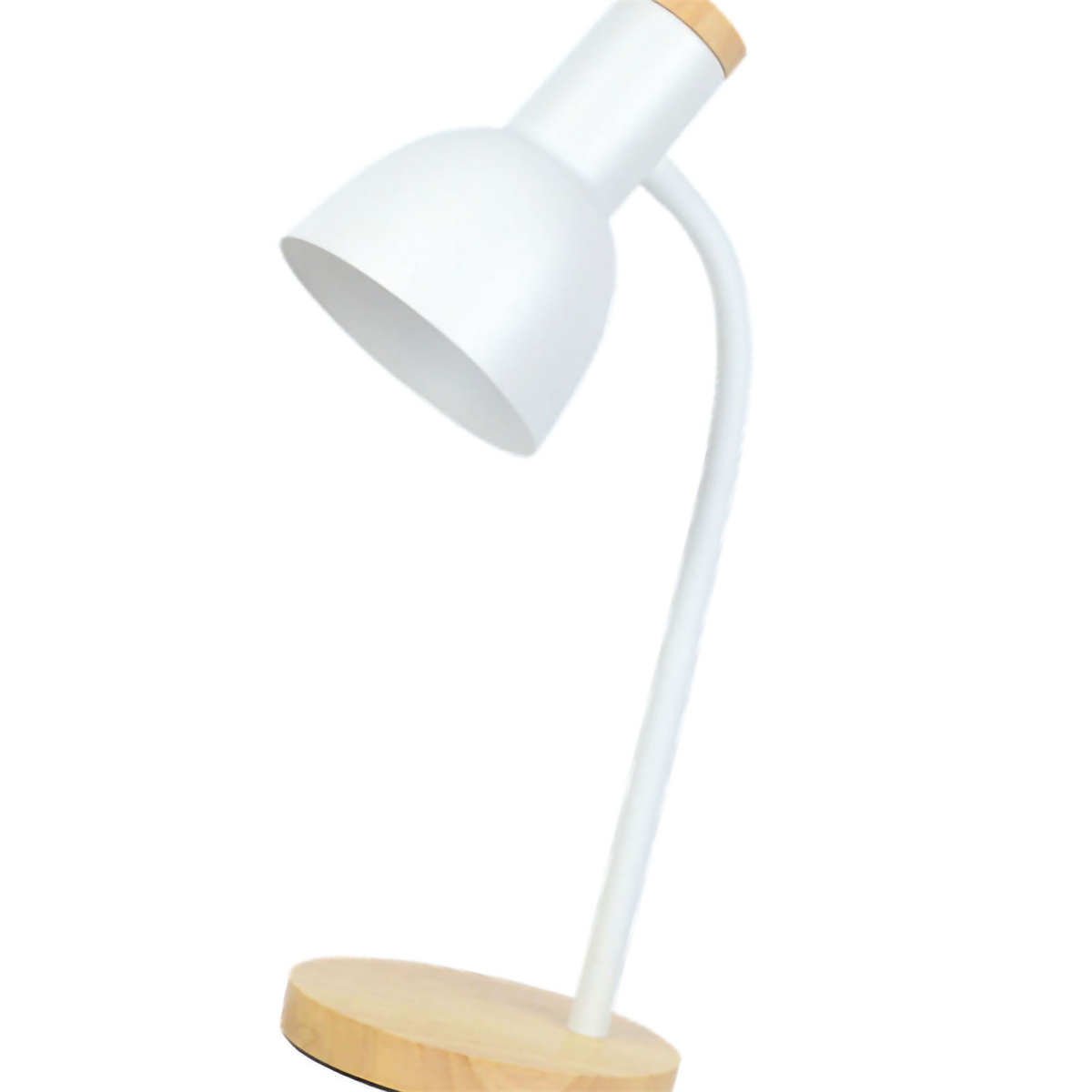 Weiße Schreibtischlampe mit Holzsockel, gebogenem Arm und konischem Schirm, vor weißem Hintergrund.