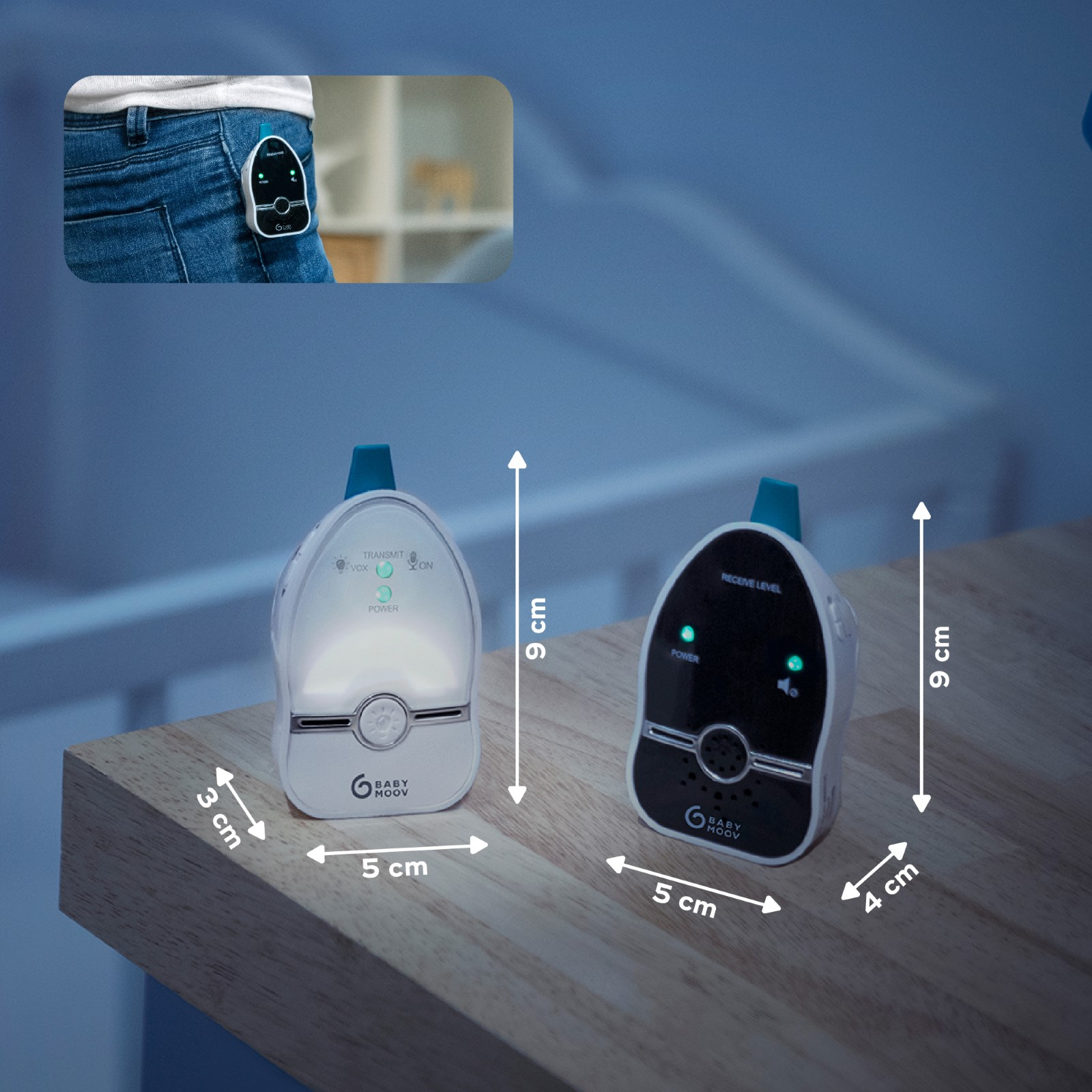 Zwei weiße und schwarze Babyphone mit Größenangaben. Ein Monitor befindet sich am Gürtel einer Person.