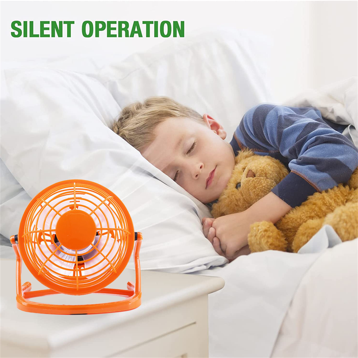 Ein Junge schläft neben einem Teddybären, während ein Ventilator in seiner Nähe bläst.