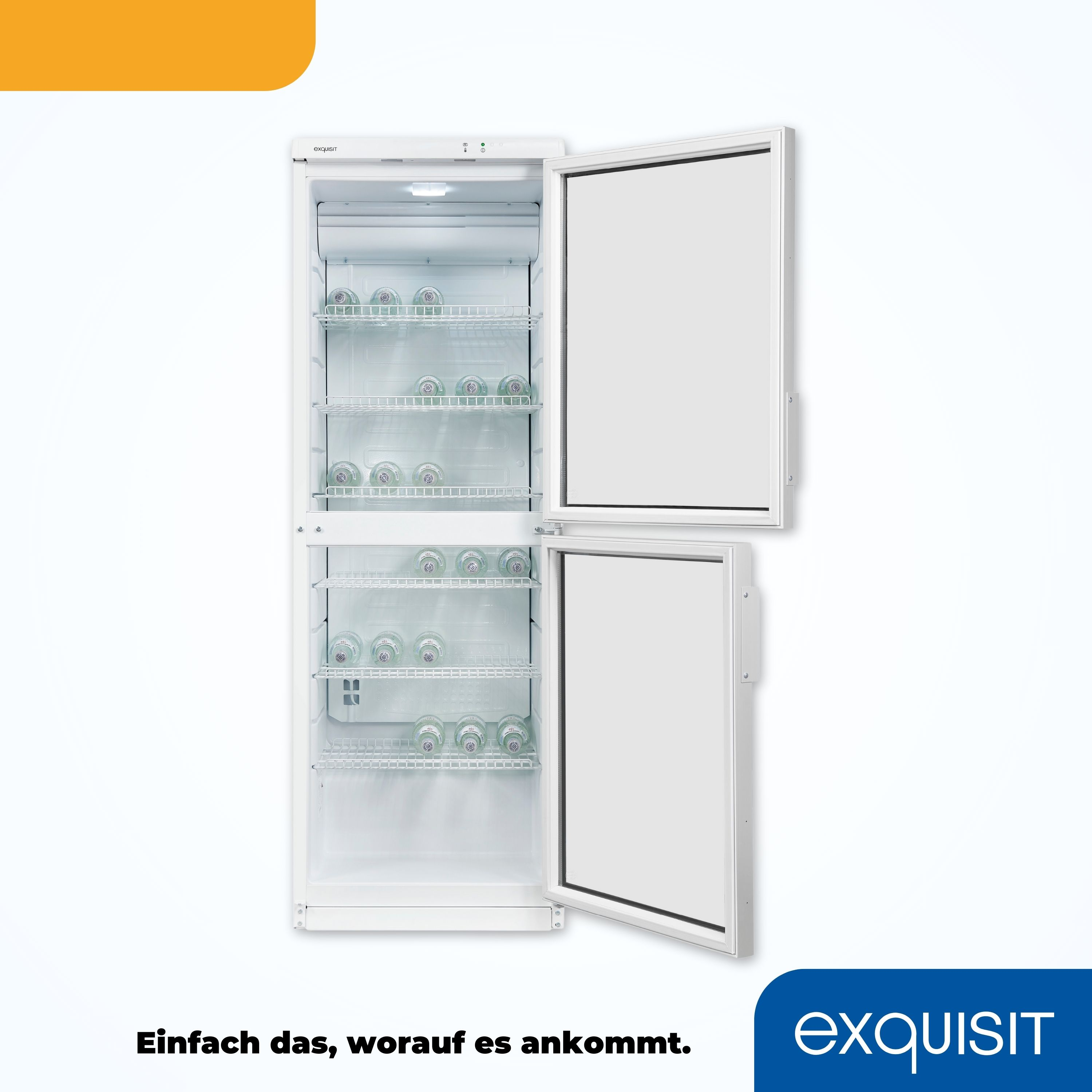 Ein offener Kühlschrank zeigt Regale mit Flaschen. Die oberen und unteren Türen des Kühlschranks sind geöffnet.