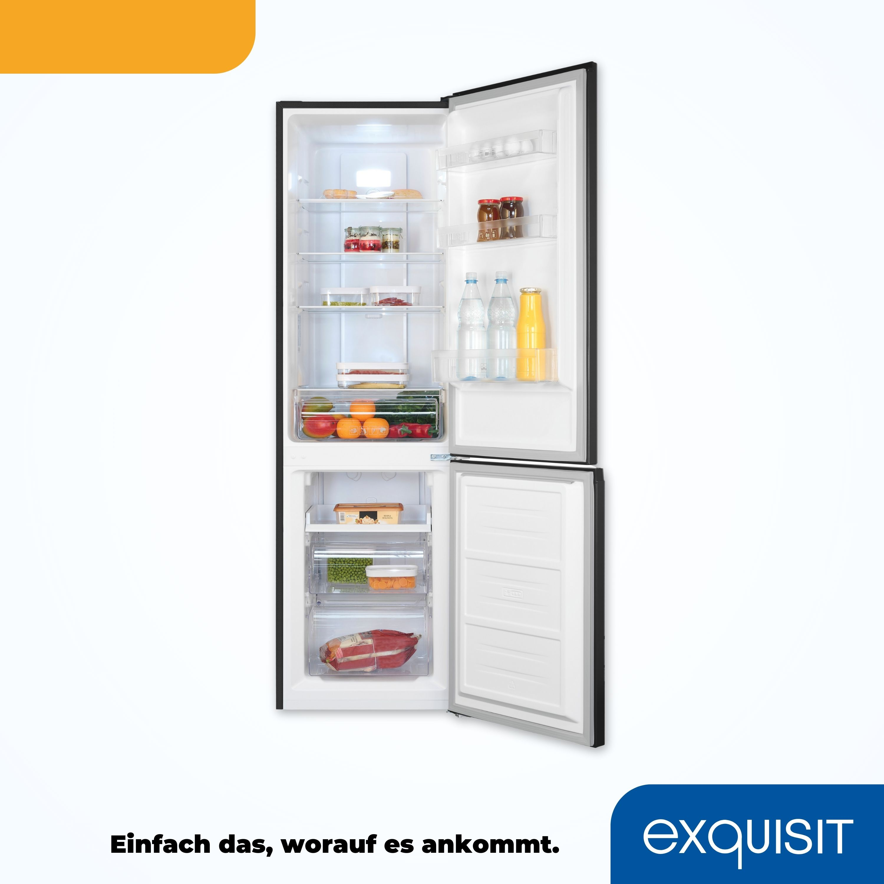 Offener Kühlschrank mit Lebensmitteln, Orangensaft und Flaschen. Schwarz-Weiß-Design.