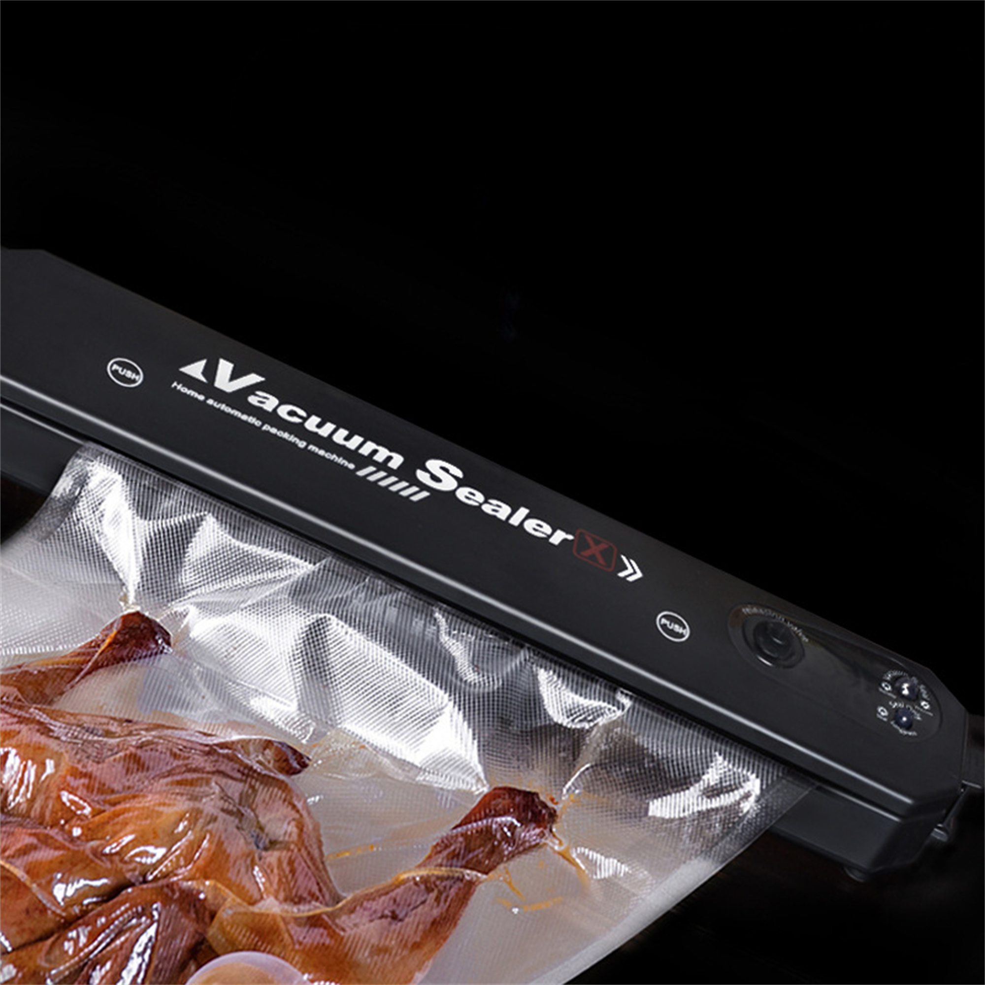 Ein schwarzes Vakuumiergerät, das einen Beutel mit gekochtem Fleisch versiegelt, auf schwarzem Hintergrund.
