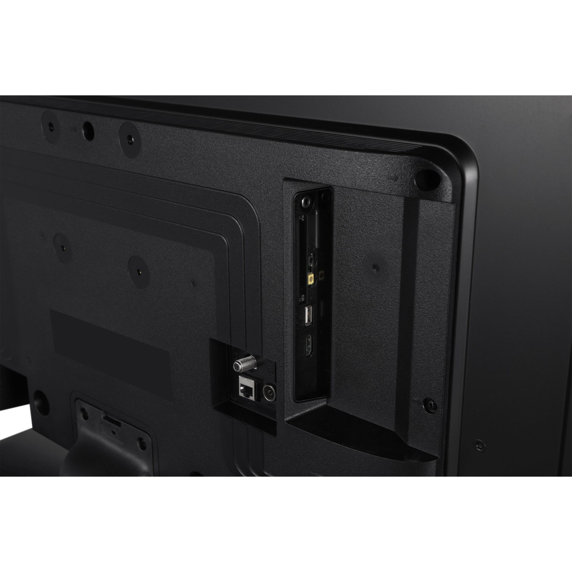 Zbliżenie portów z tyłu czarnego telewizora.