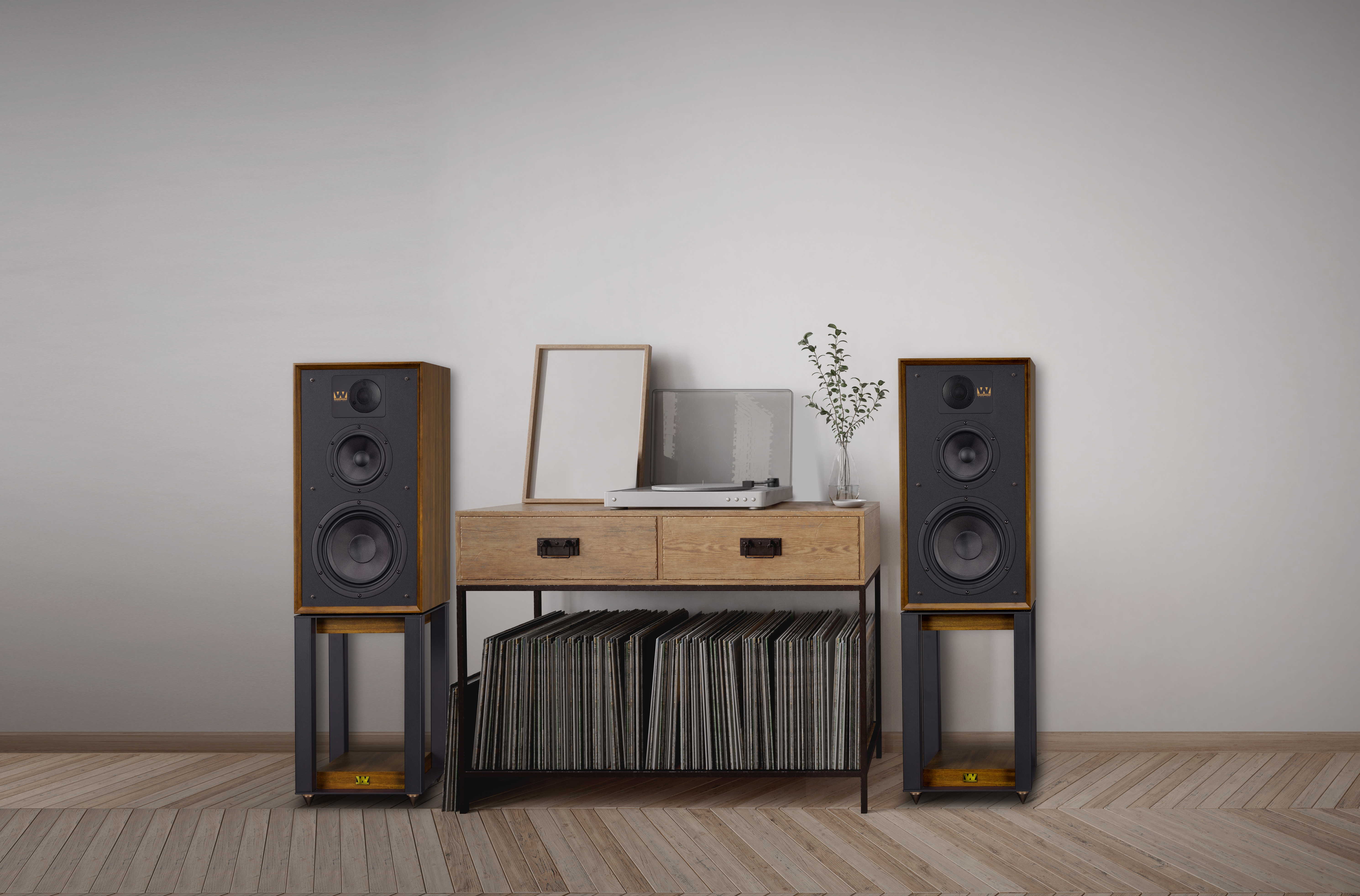 Twee luidsprekers en een platenspeler op een houten kast. Vinylplaten eronder.