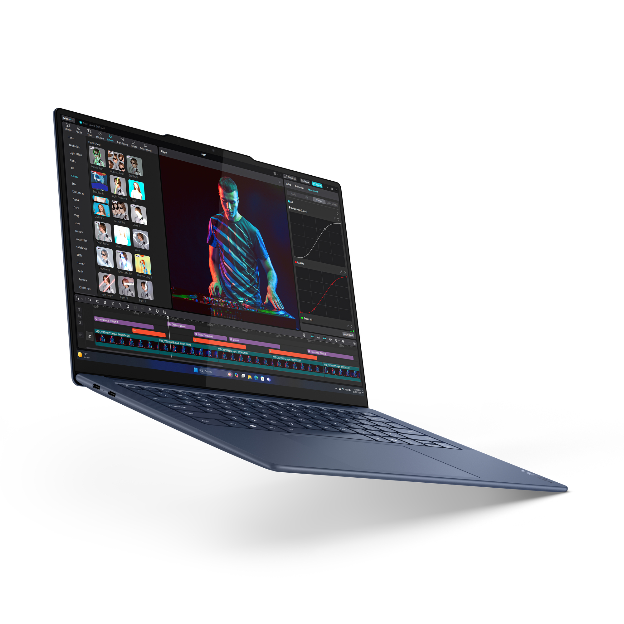 Laptop a mezz'aria, aperto, con una persona che modifica video sullo schermo. Sfondo bianco.