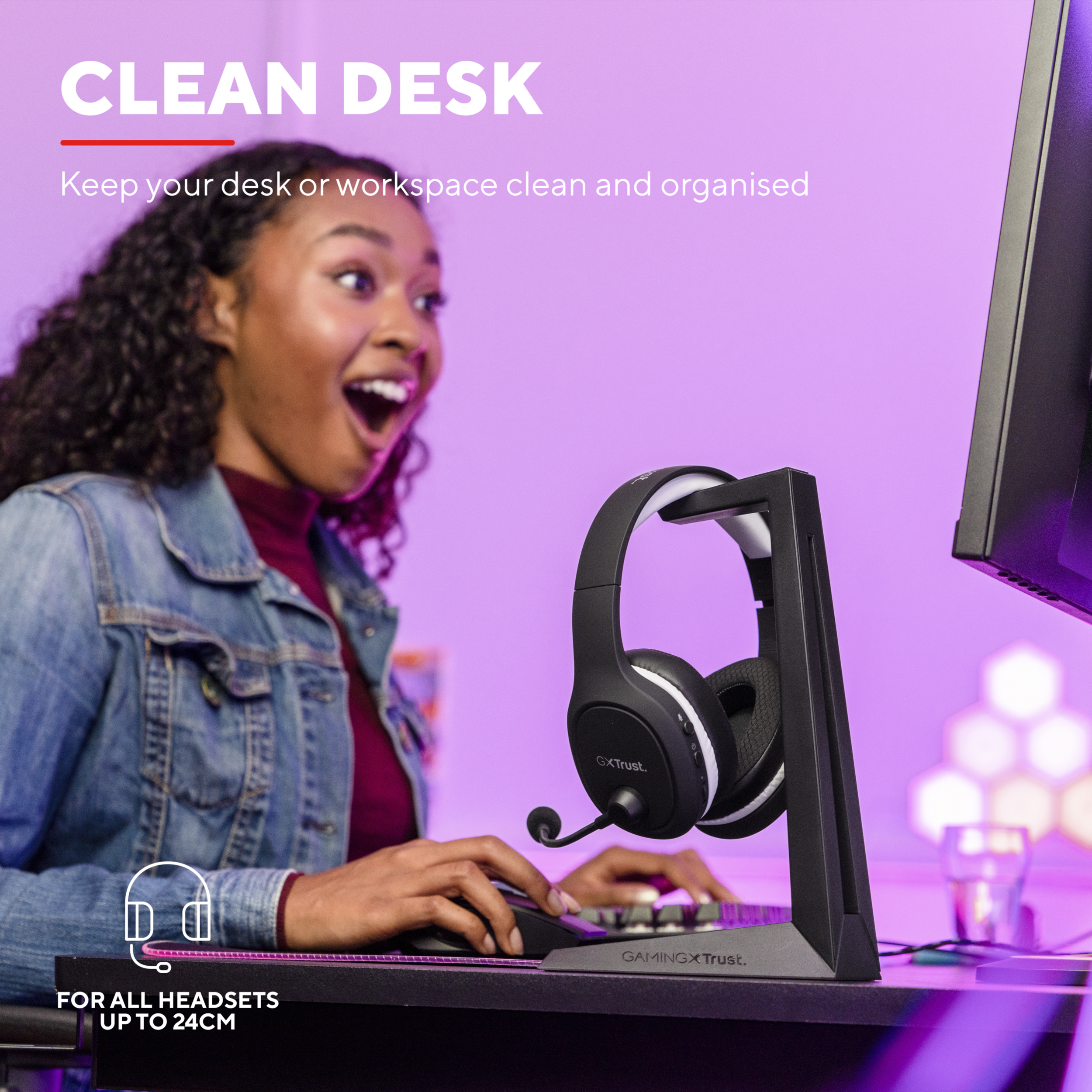 Een persoon die een computer gebruikt met een headset op een standaard.