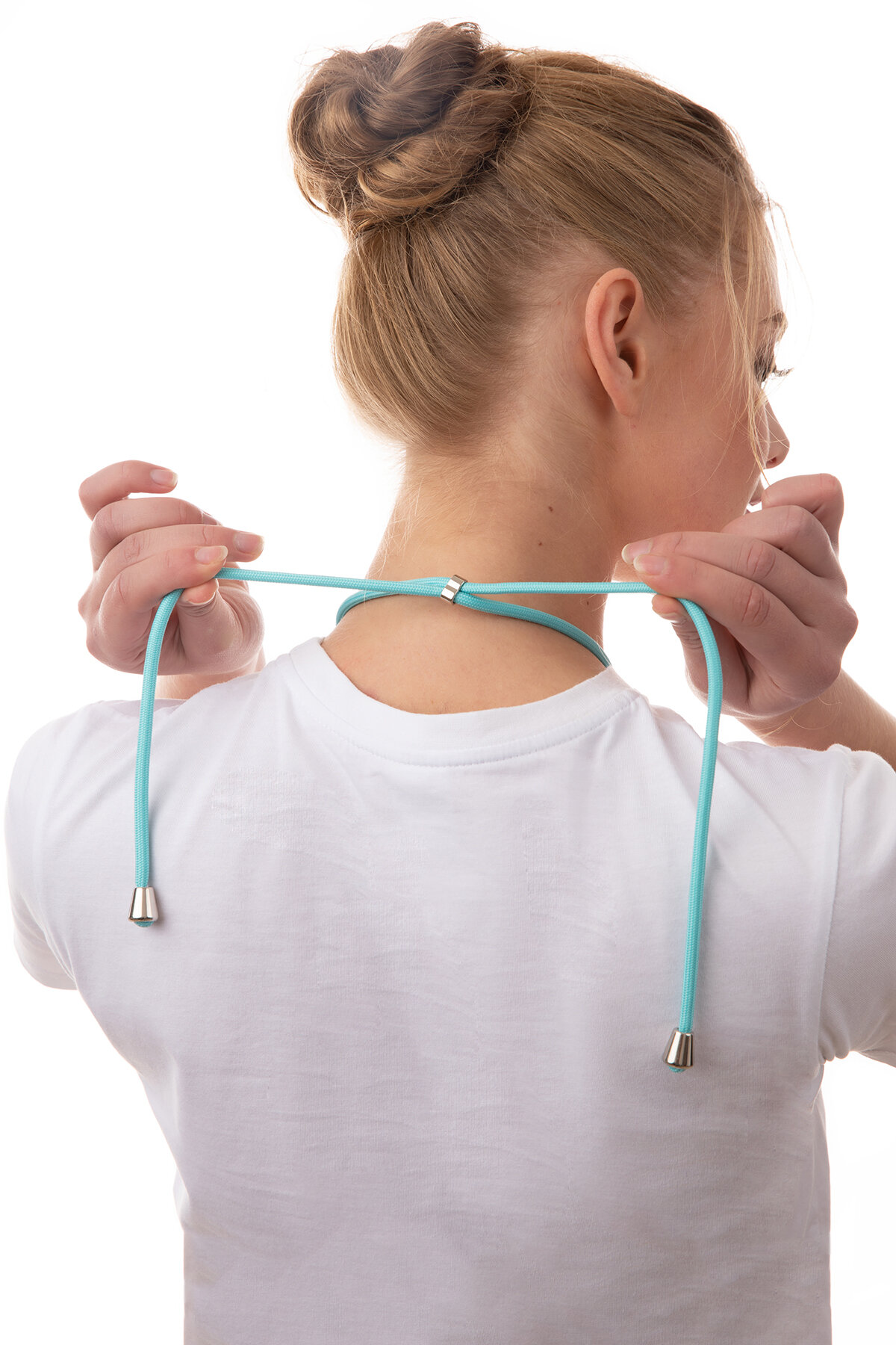 Hals einer Frau mit blauer Kordelkette. Die Frau hält die Kordel. Weißes T-Shirt.