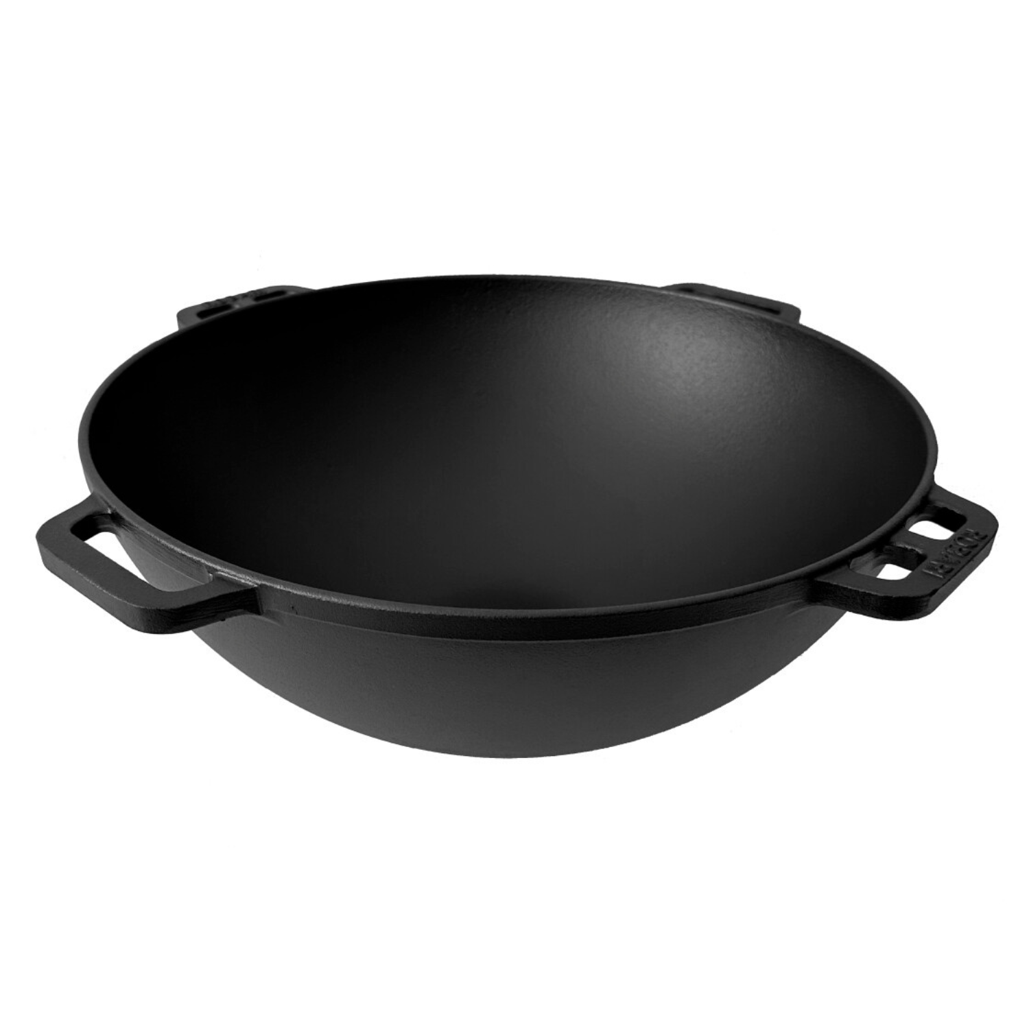 Schwarzer gusseiserner Wok, rund mit Griffen, auf weißem Hintergrund, leer.