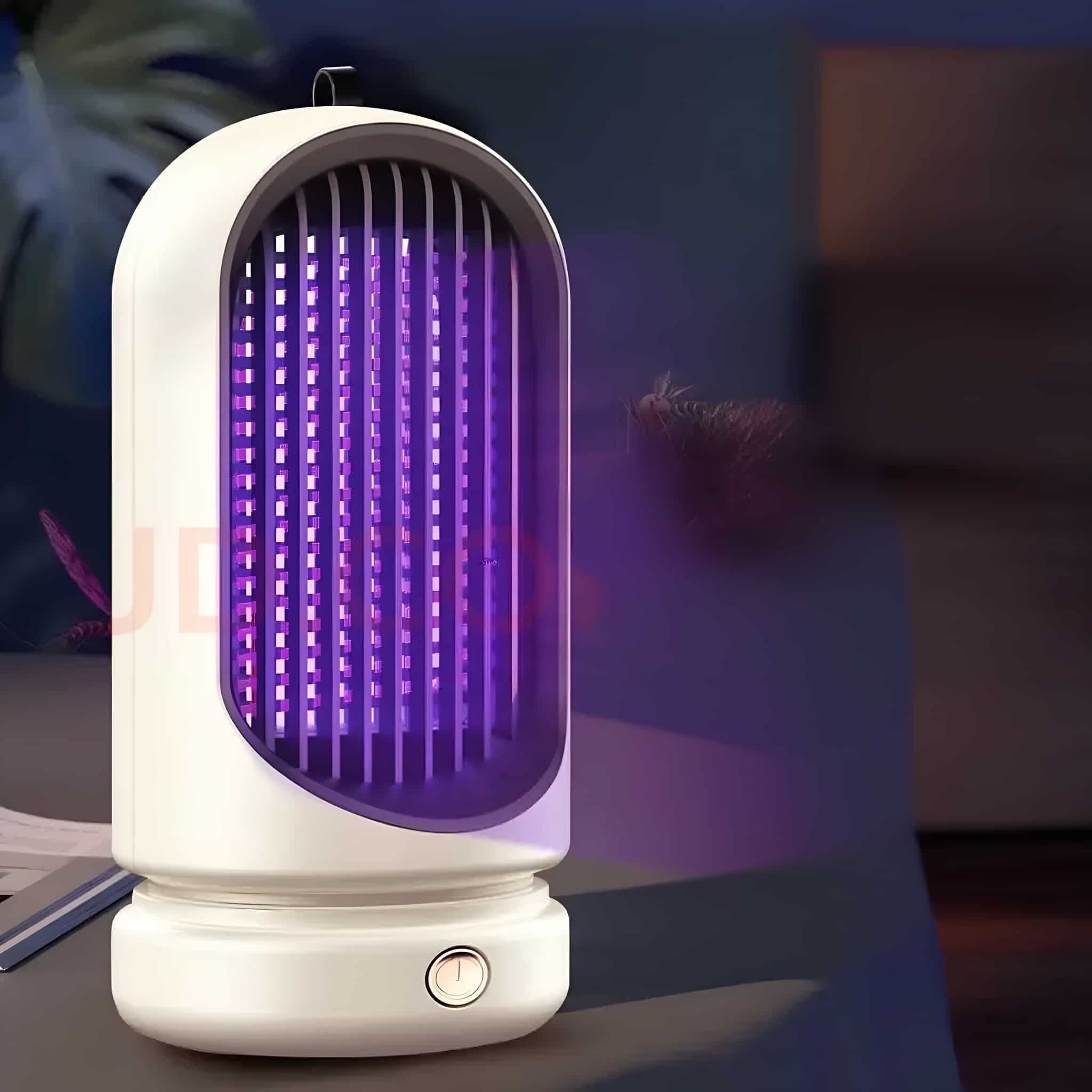 Ein weißer Insektenvernichter mit violettem Leuchten. Es hat einen Griff und einen Ein-/Ausschalter.