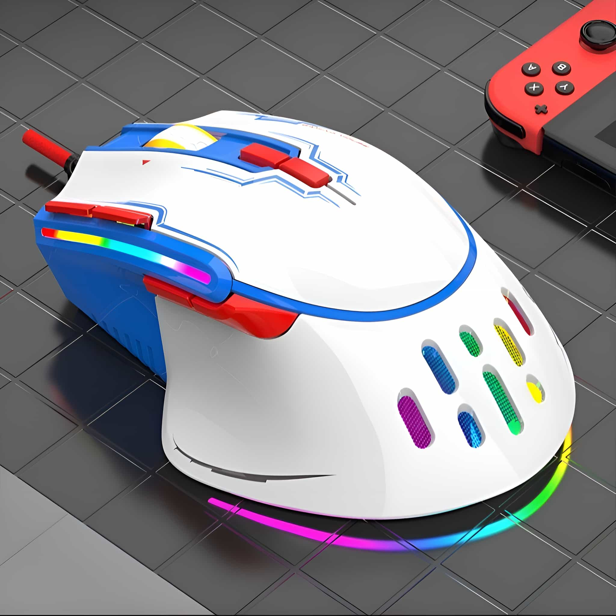 Weiße, blaue und rote Gaming-Maus mit mehreren Tasten. Der Hintergrund ist ein schwarzer Fliesenboden.
