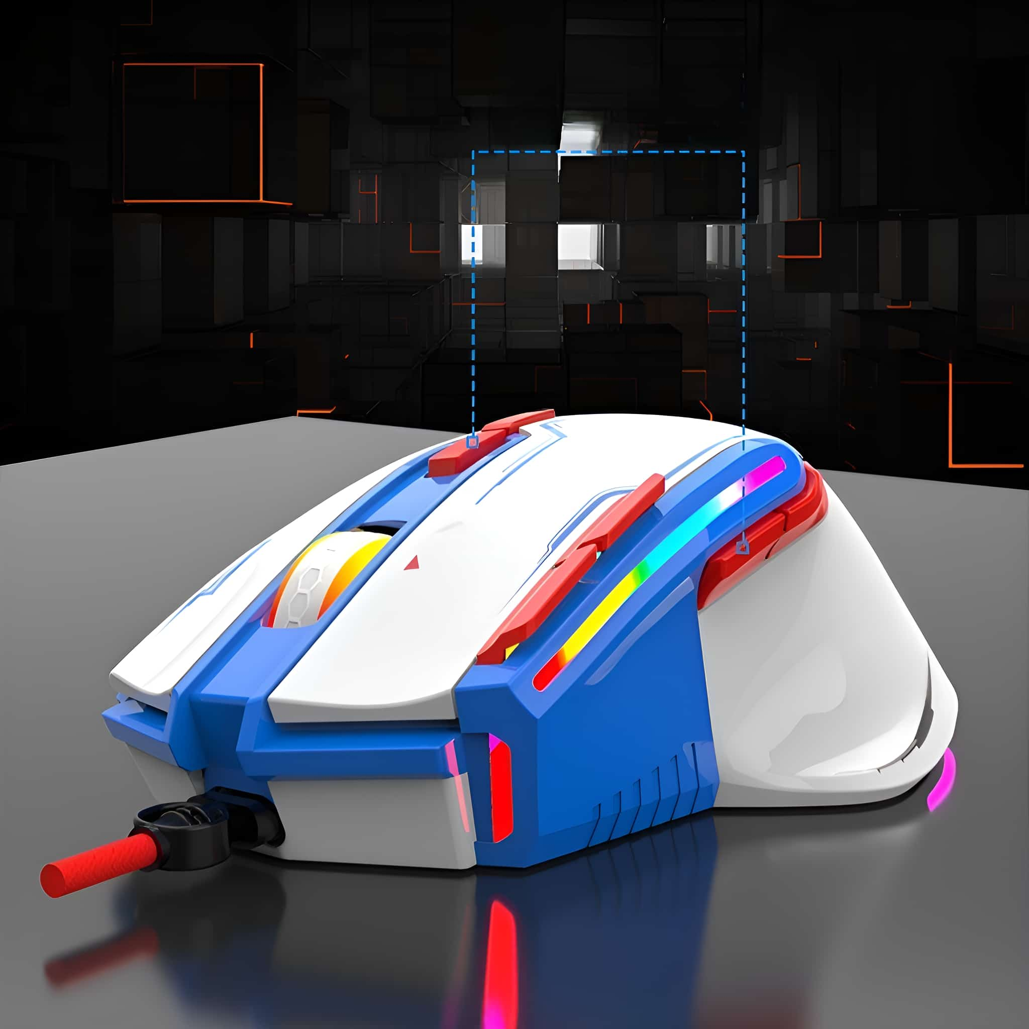 Gaming-Maus mit weißen, blauen und roten Akzenten auf dunkler Oberfläche.