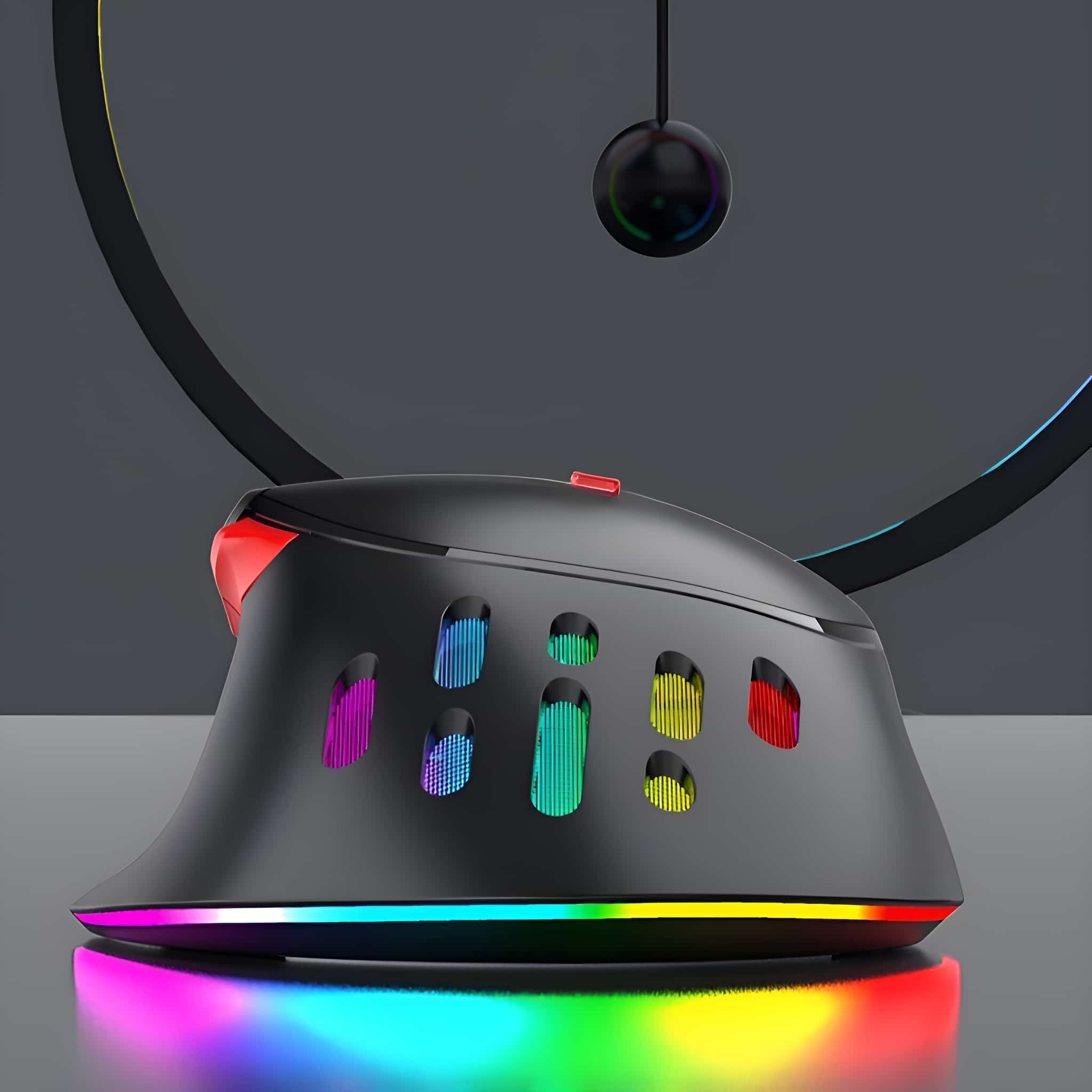 Gaming-Maus mit RGB-Beleuchtung, schwarzem und rotem Design und einer dekorativen schwarzen Kugel darüber.