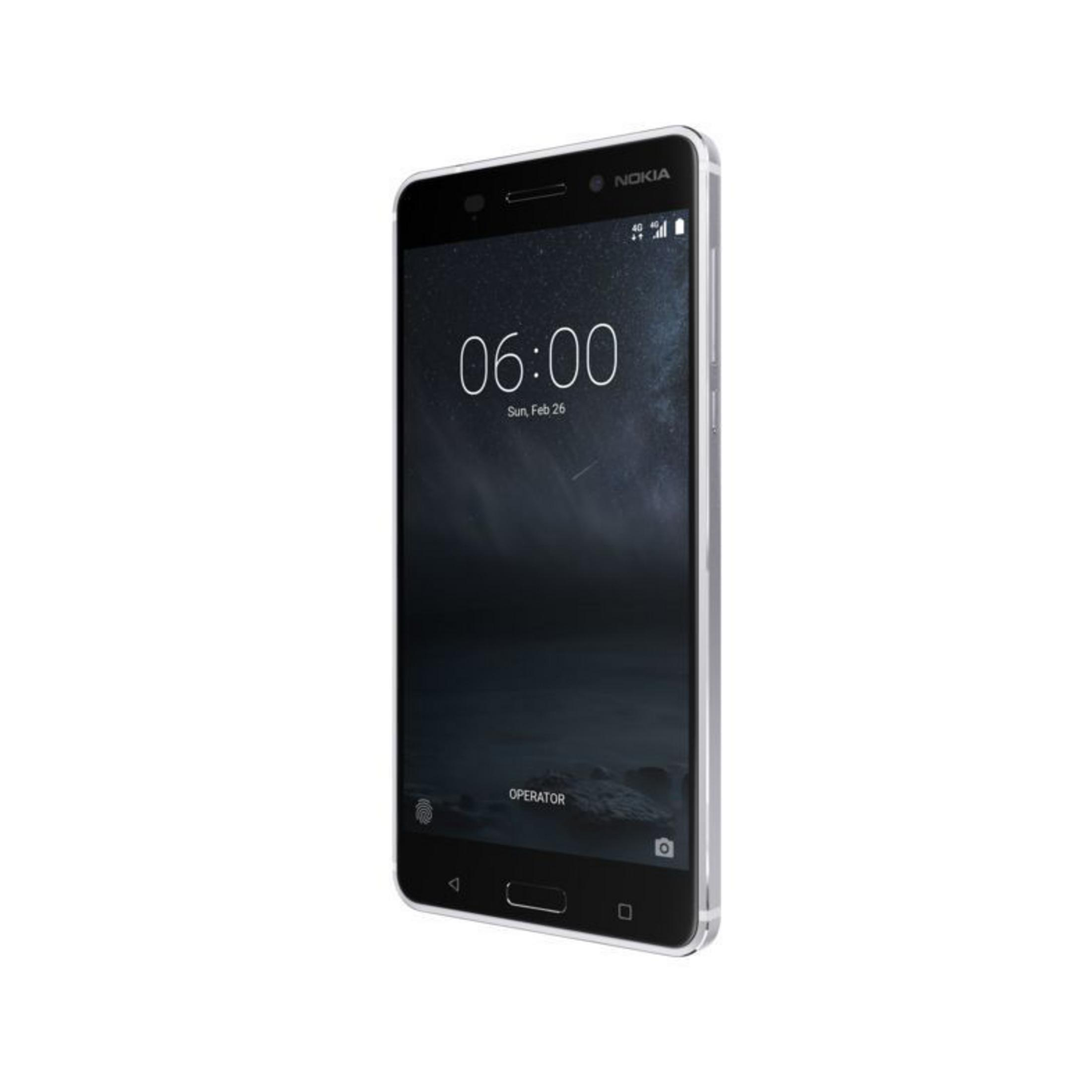 Schwarzes Nokia-Smartphone mit Glasbildschirm, zeigt die Uhrzeit.