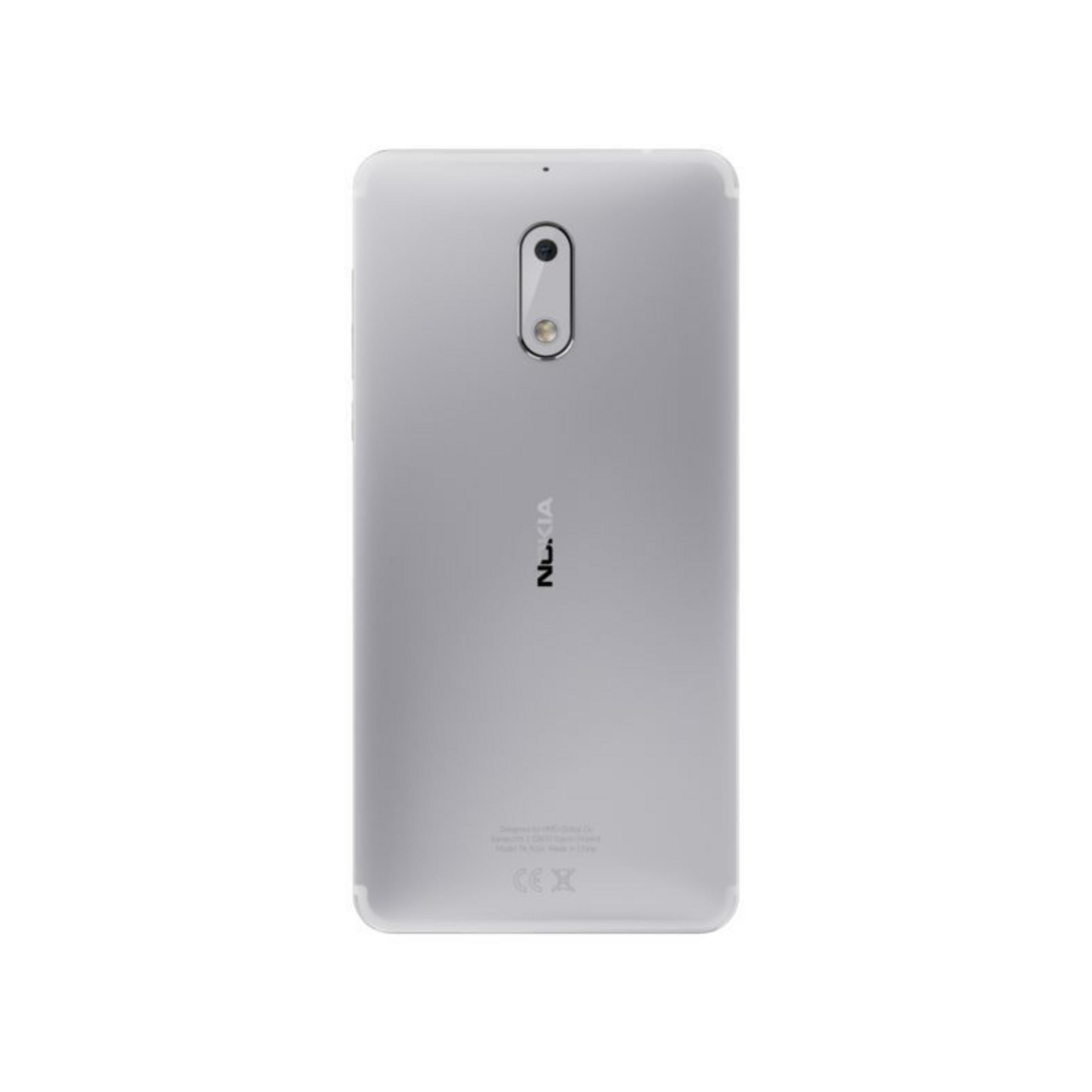Ein silbernes Telefon, Rückansicht, mit einer einzigen Kamera und dem Nokia-Logo.