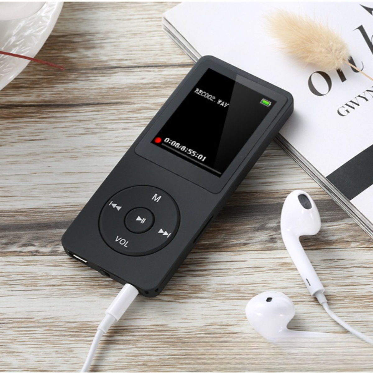 Ein schwarzer MP3-Player mit Bildschirm, Knöpfen und weißen Ohrhörern.