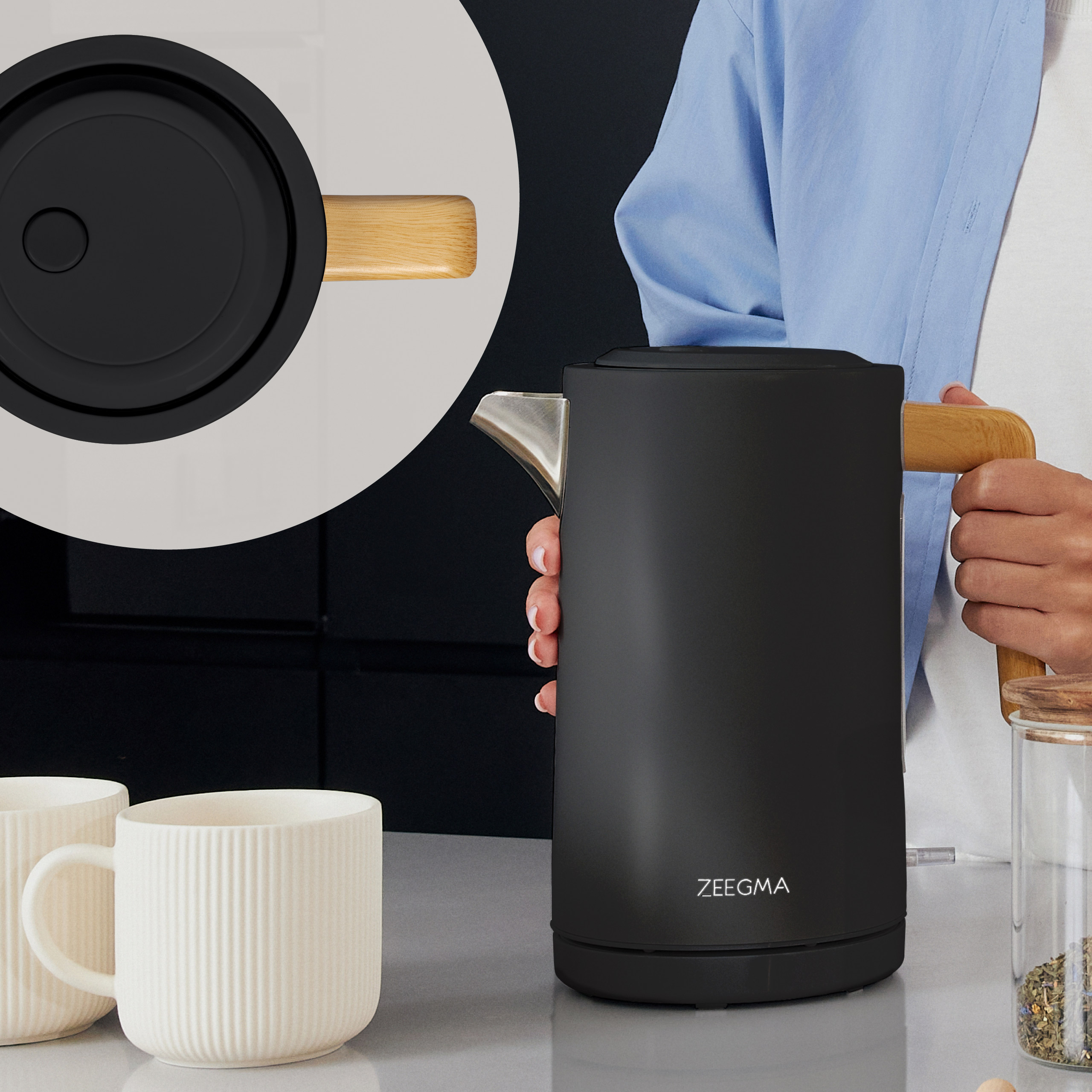 Czarny czajnik elektryczny z drewnianym uchwytem, na blacie kuchennym z kubkami i słoikami.