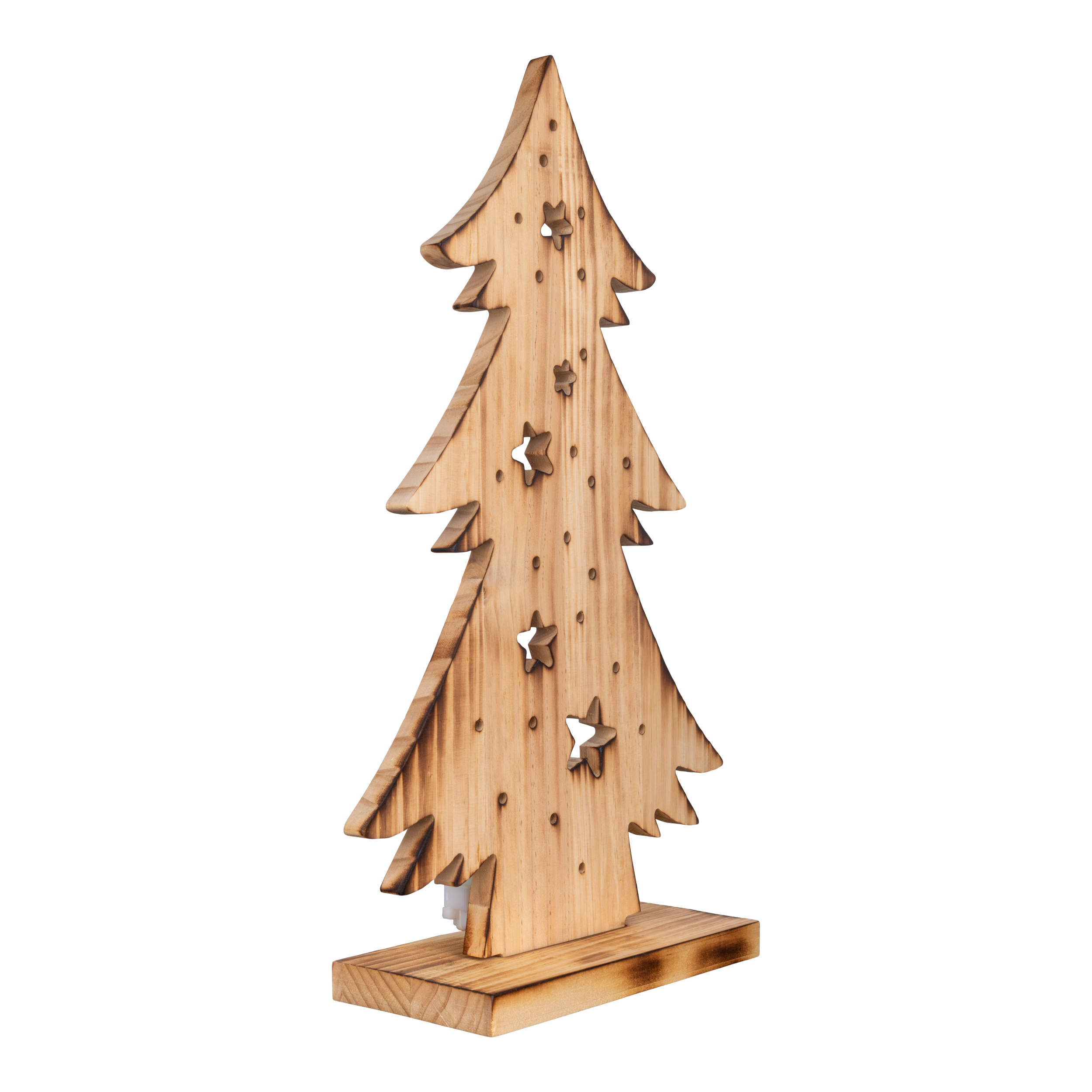 Ein Weihnachtsbaum aus Holz mit Sternaussparungen und Licht, isoliert auf Weiß.