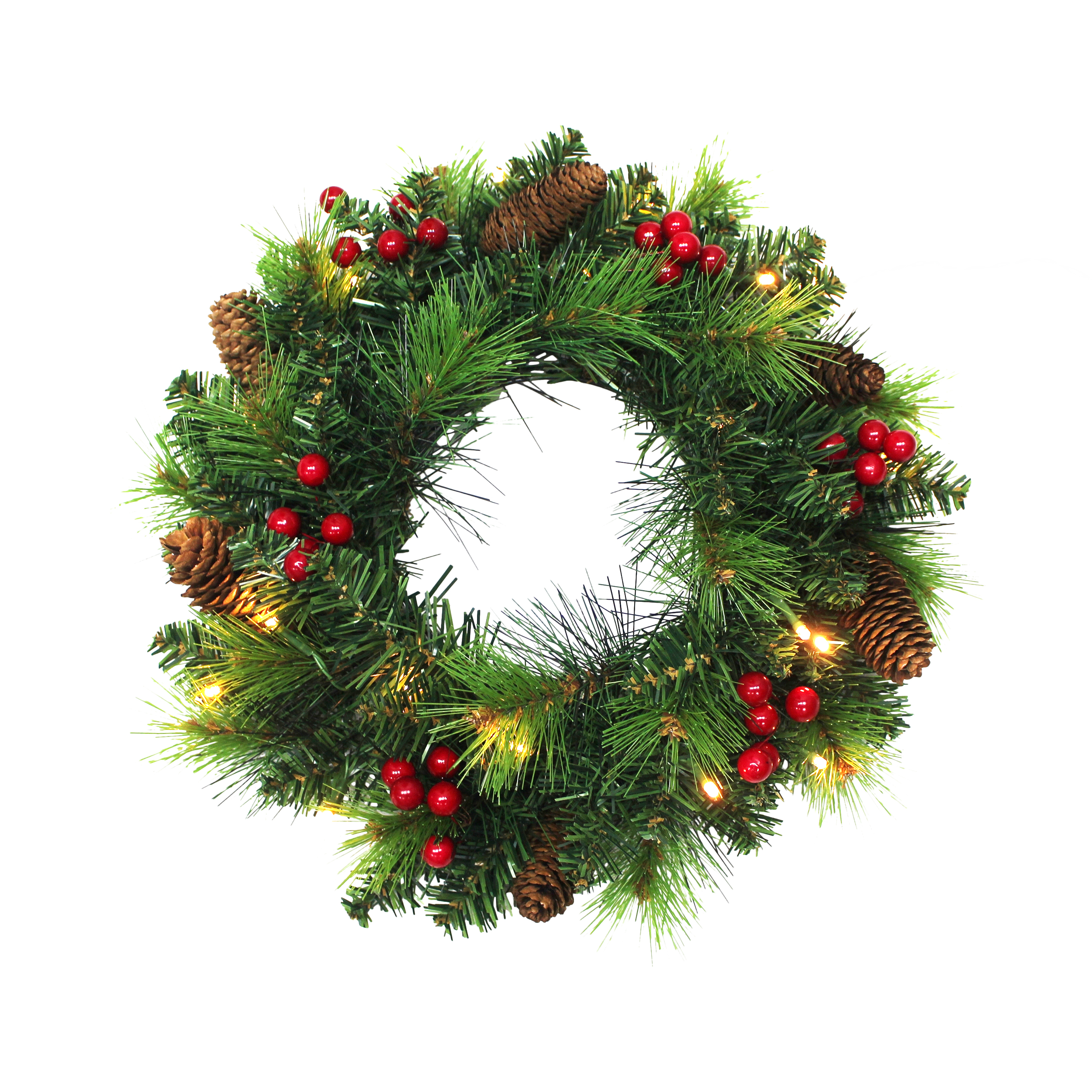 Weihnachtskranz mit grünen Tannennadeln, roten Beeren und einer Lichterkette auf weißem Hintergrund.
