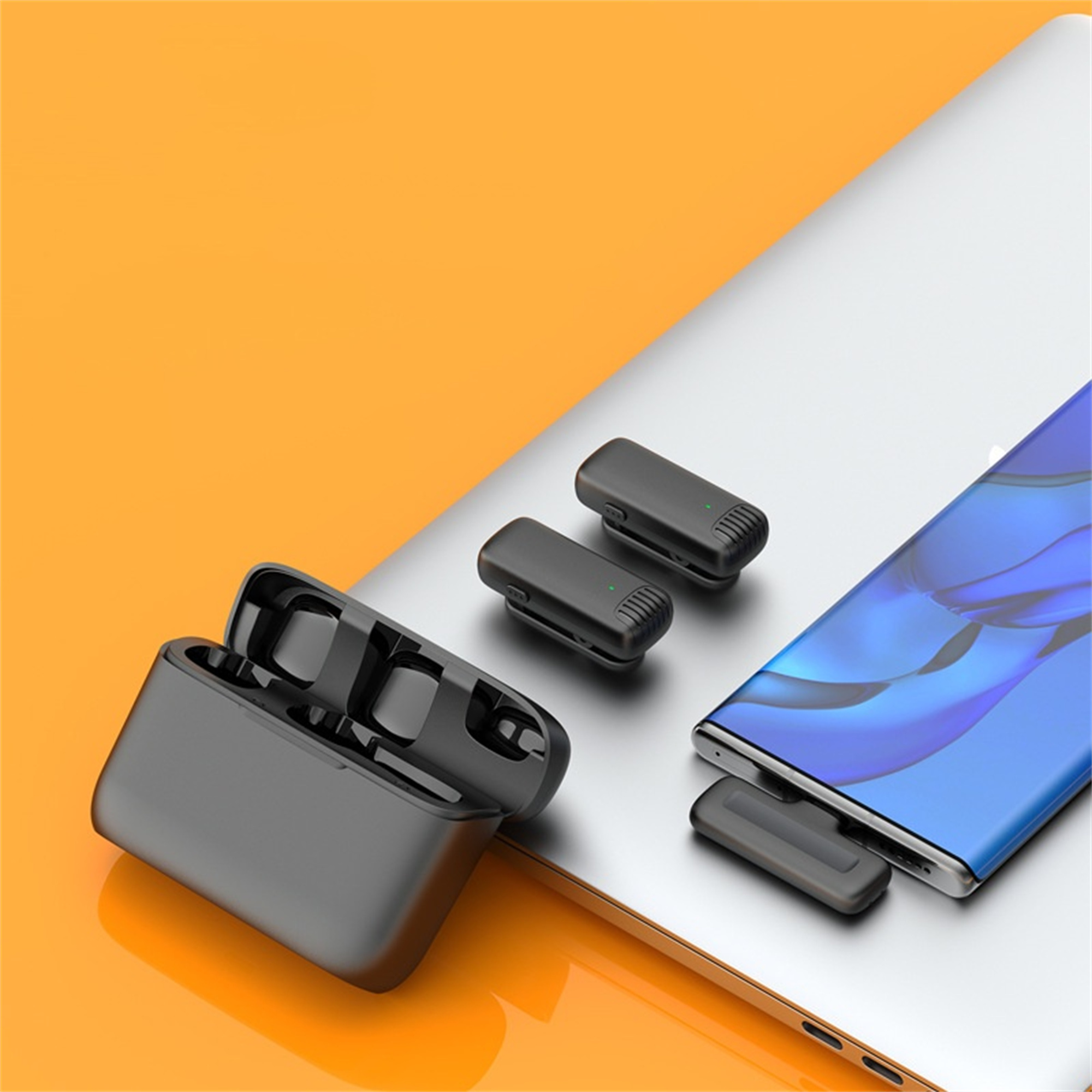 Kabelloses Mikrofonset mit Ladecase und verbundenem Smartphone.