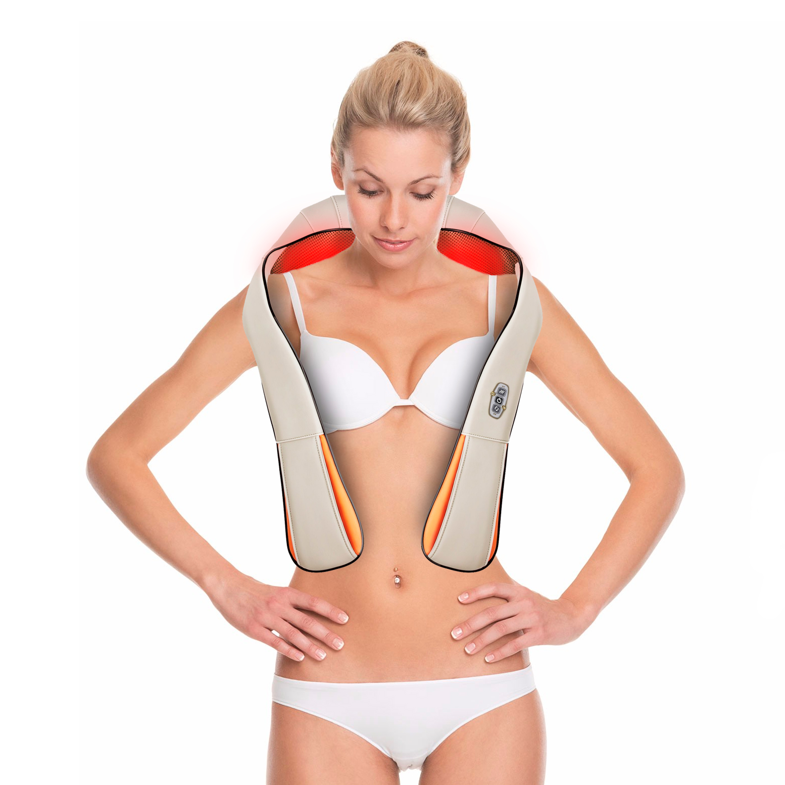 Una mujer con un masajeador de cuello, top blanco, manos en las caderas.