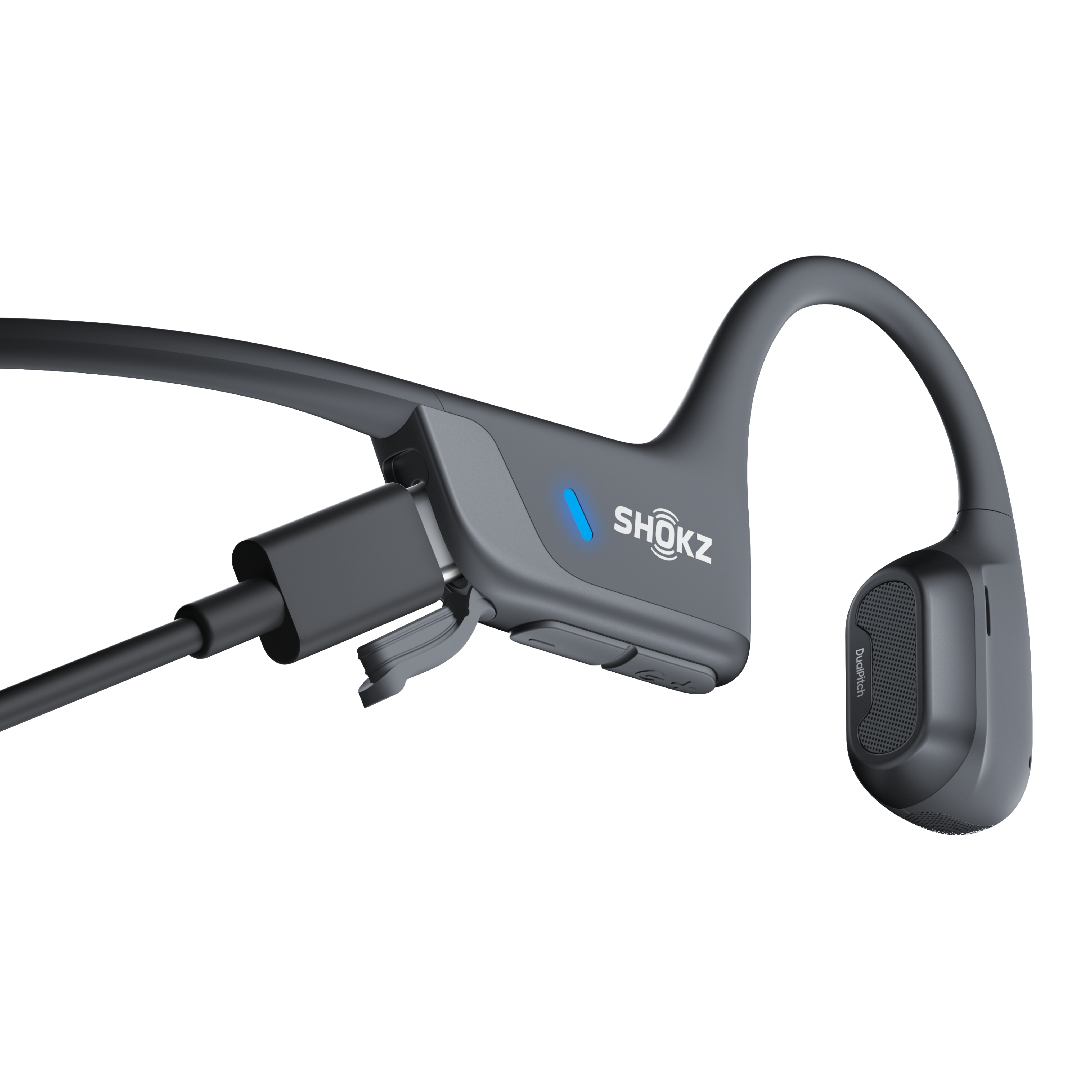 Cuffie a conduzione ossea collegate a un caricabatterie. Il logo Shokz è visibile.