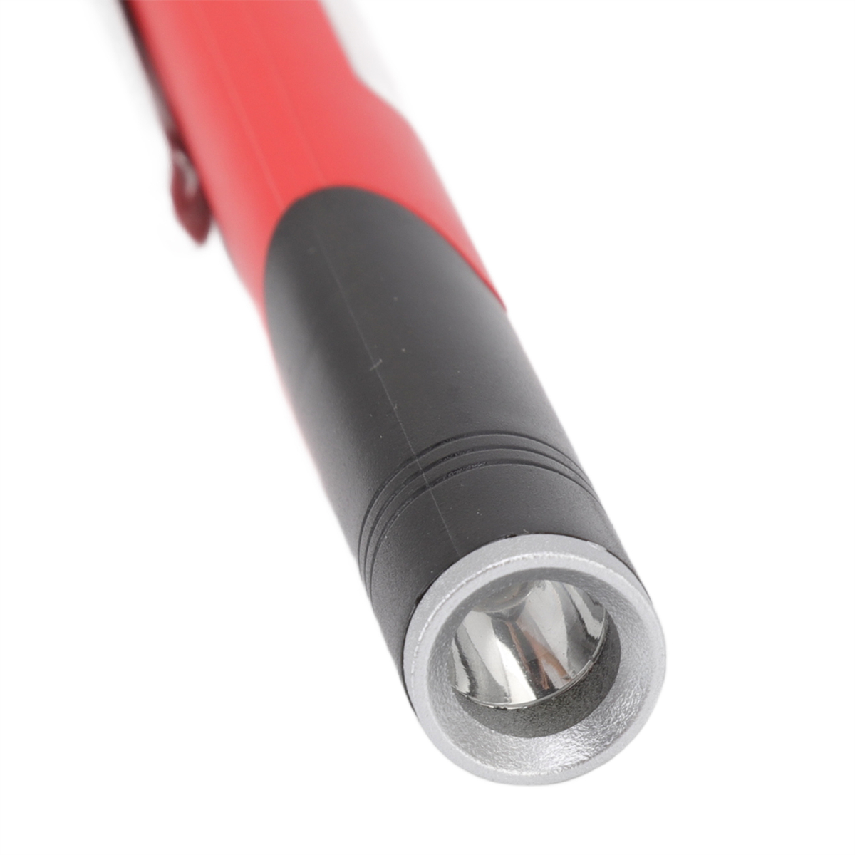 Rote und schwarze Taschenlampe, nach oben geneigt. Das Licht scheint. Weißer Hintergrund.