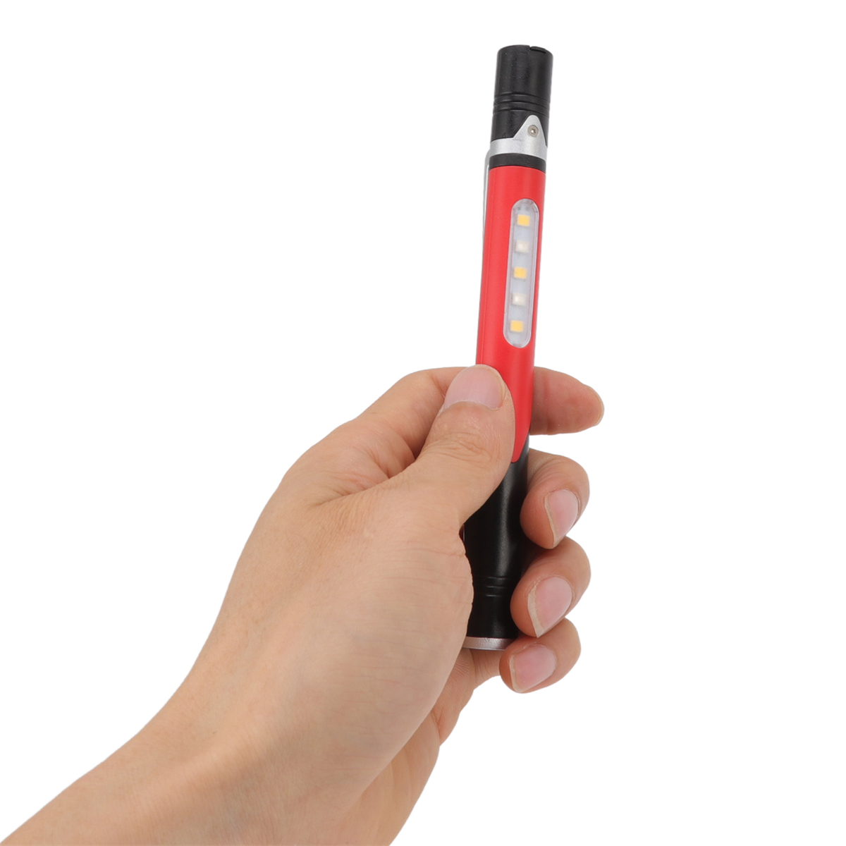 Eine Hand, die eine rot-schwarze Taschenlampe mit weißem LED-Licht hält.