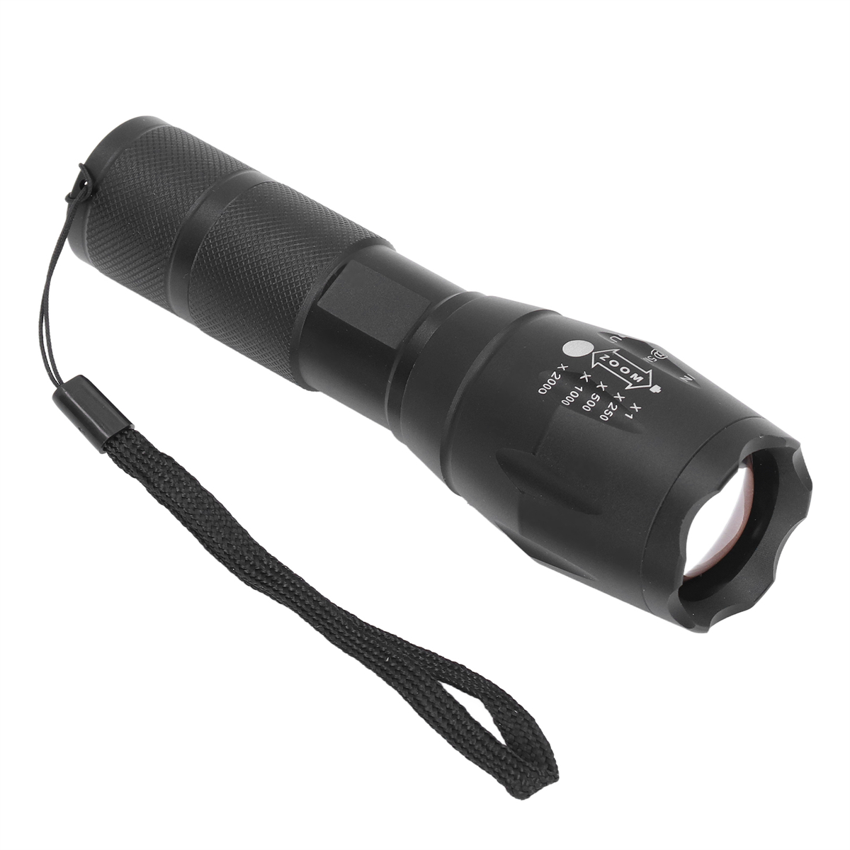 Schwarze Taschenlampe mit Riemen. Hat Zoom- und Helligkeitseinstellungen.