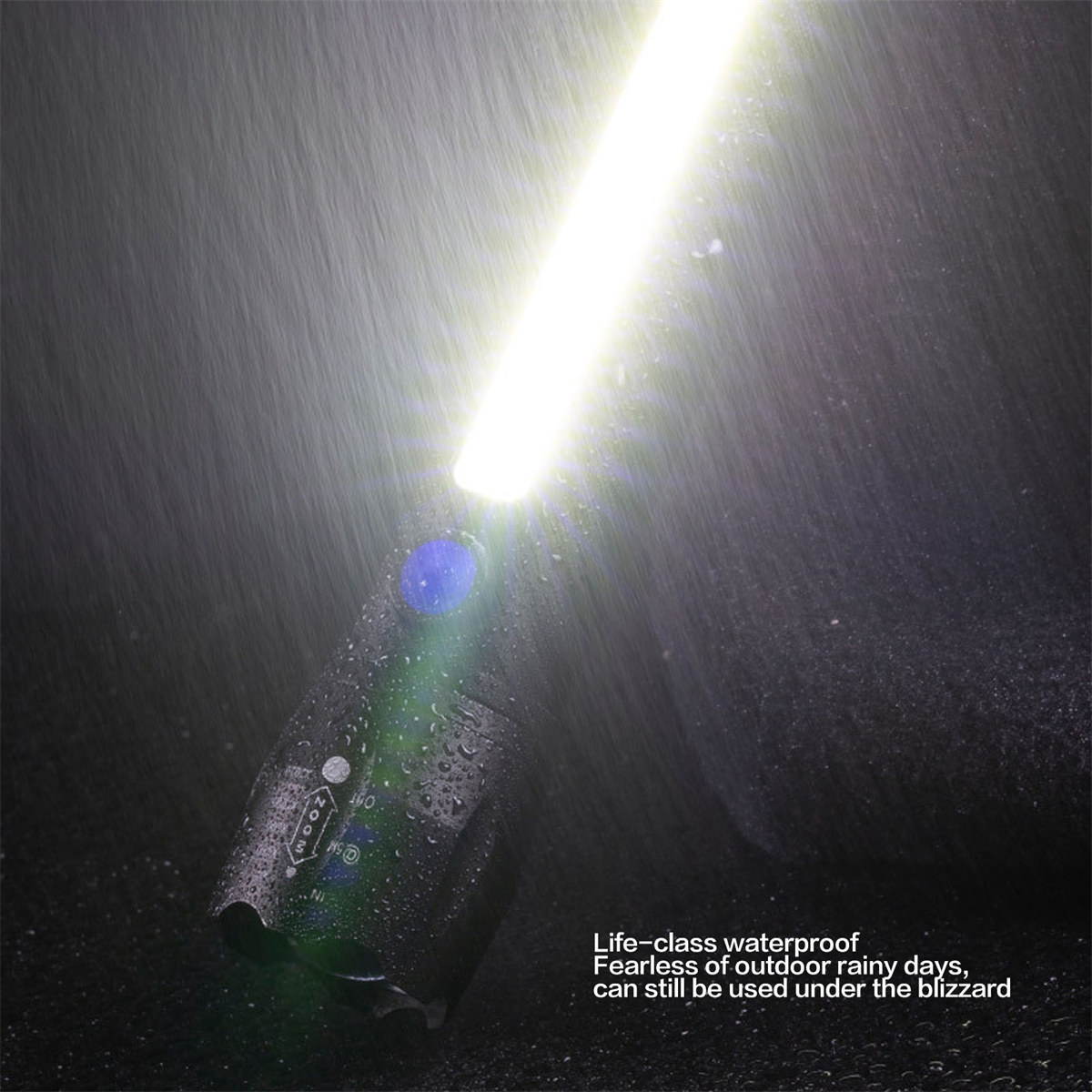 Helle Taschenlampe mit starkem Lichtstrahl im Regen. Text erwähnt wasserdichte und Schneesturm-Nutzung.
