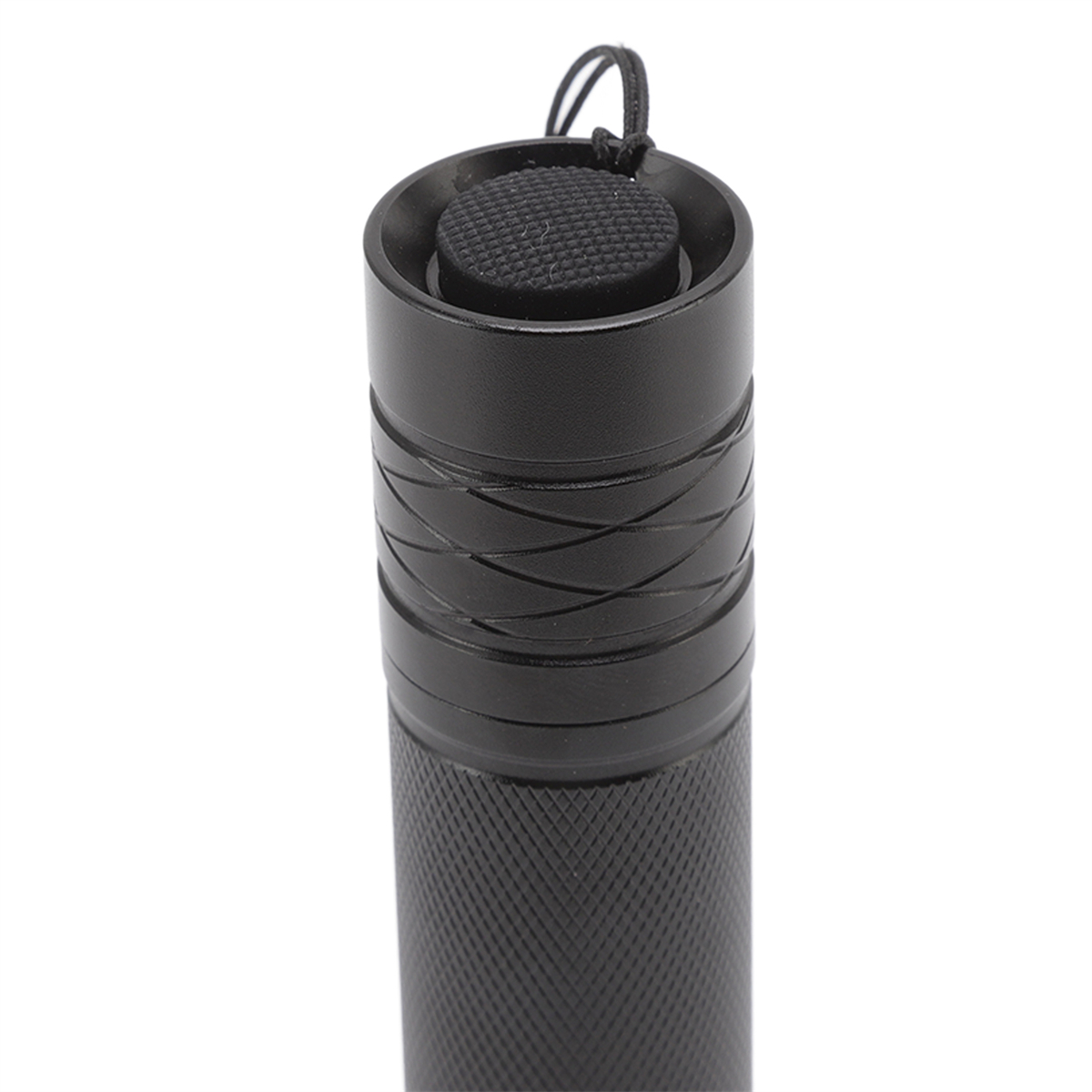 Nahaufnahme einer schwarzen Taschenlampe. Oben befindet sich ein Knopf und eine Schlaufe. Geriffelter Körper.